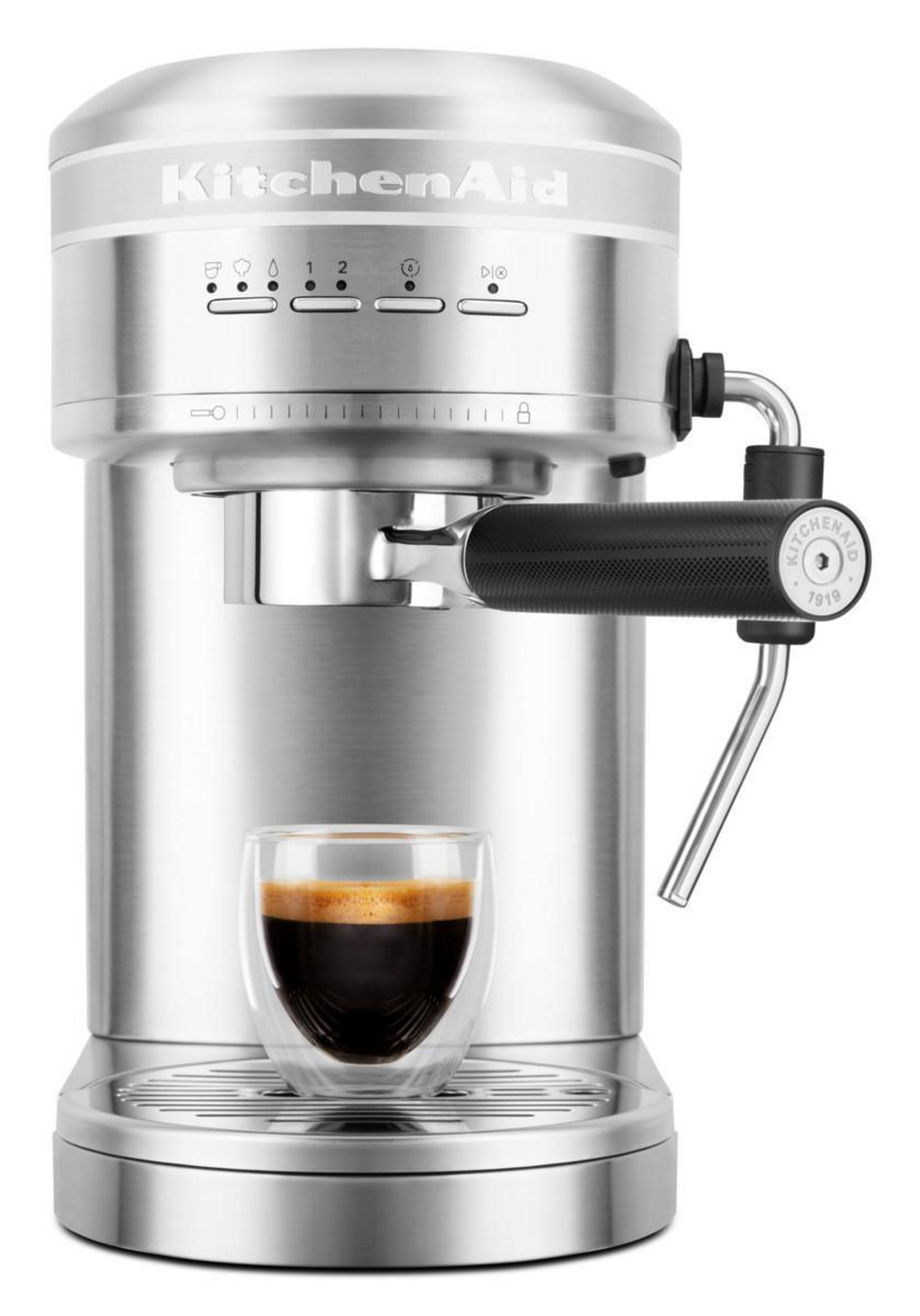 Silberne Espressomaschine mit Kaffeetasse und schwarzem Griff.