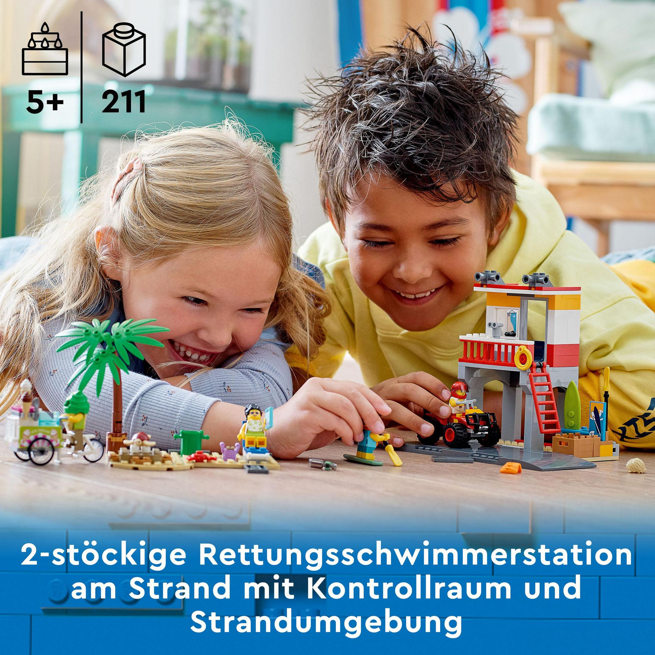 Zwei Kinder spielen mit Lego und bauen eine Strandszene mit Rettungswache und Figuren.