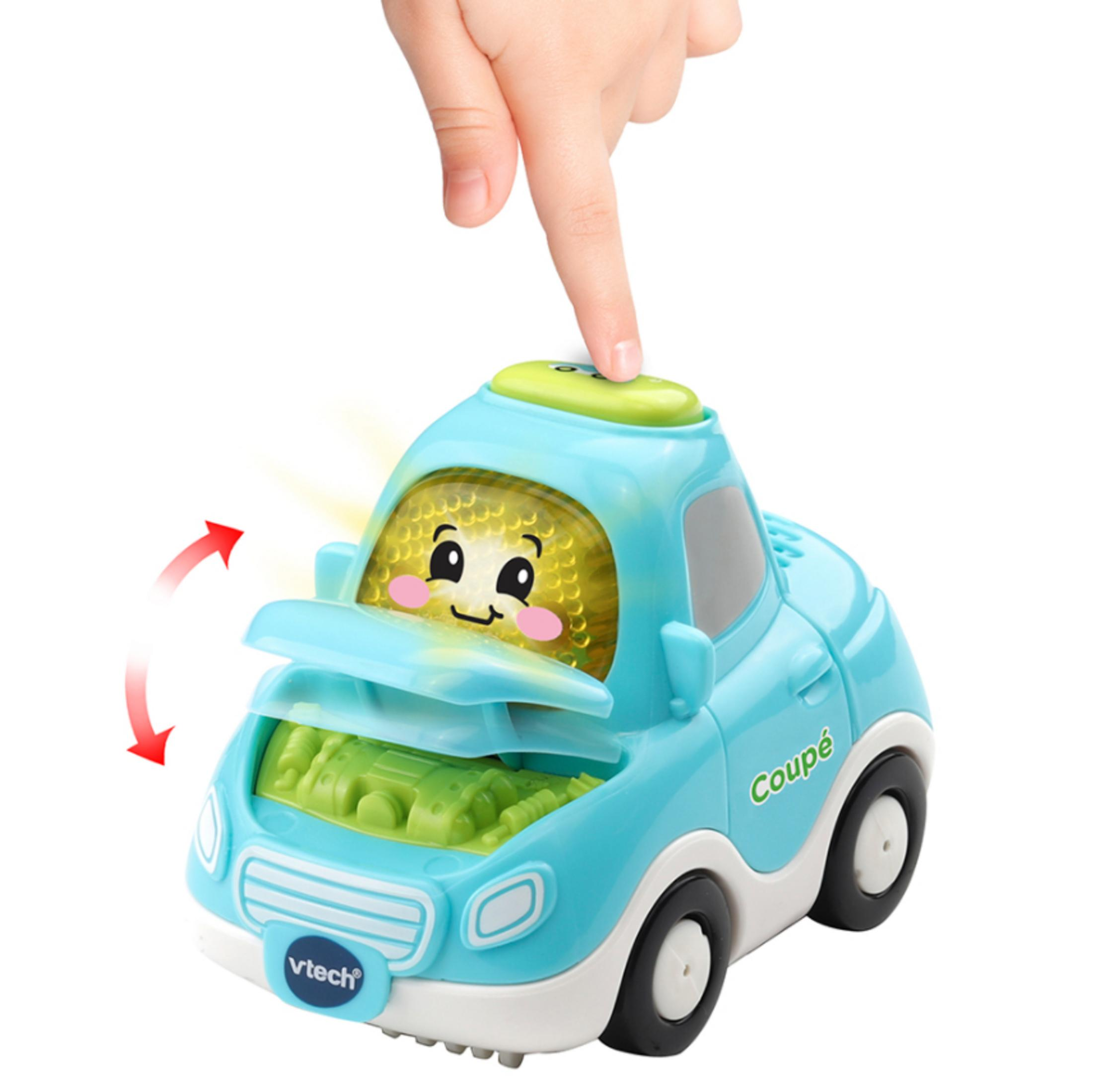 Eine Hand drückt einen Knopf auf einem blauen Spielzeugauto mit offener Motorhaube.