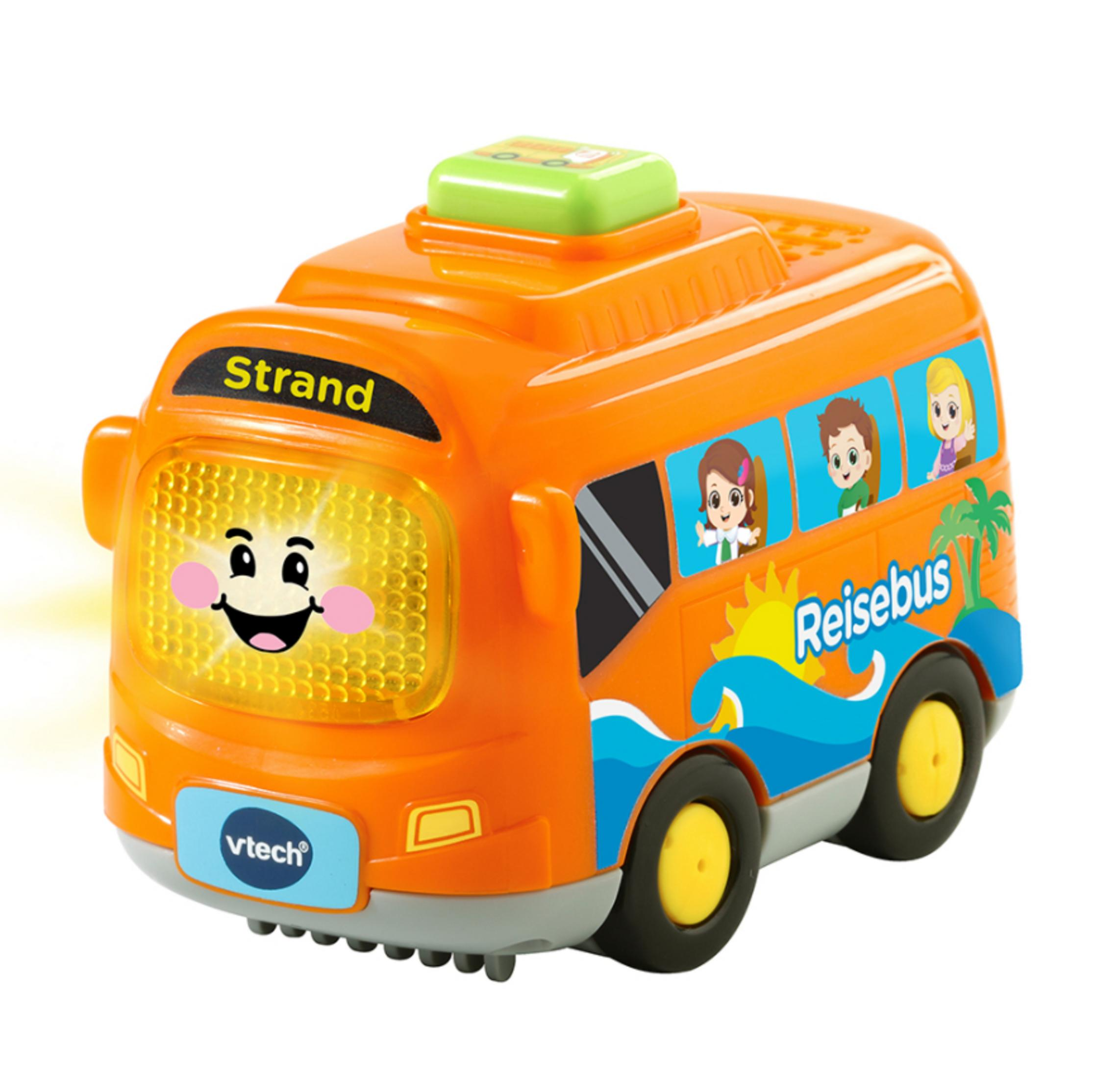 Orangefarbener Spielzeugbus mit lächelndem Gesicht, Licht und Cartoon-Kindern in Fenstern. Sagt 'Strand' und 'Reisebus'.