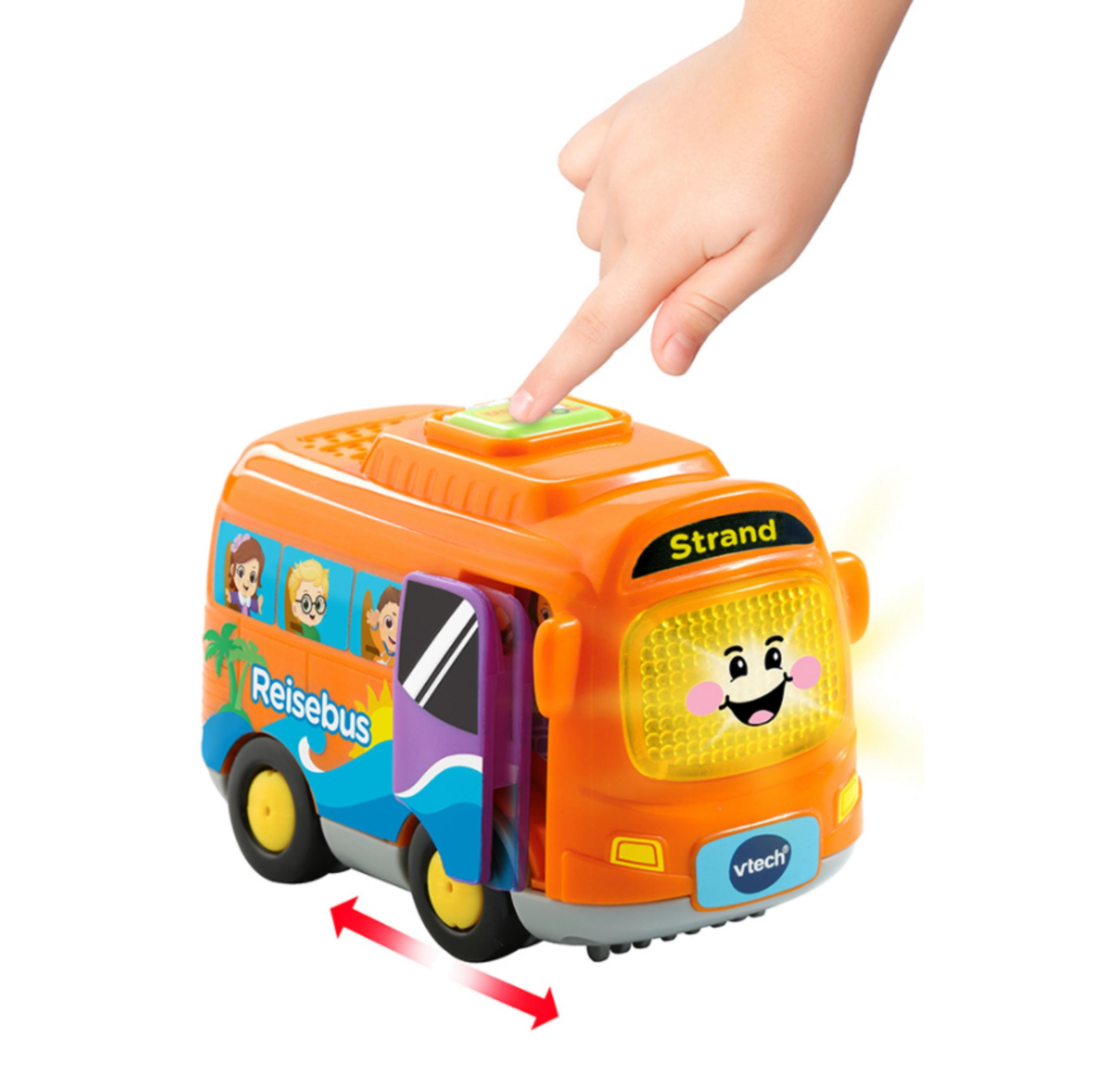 Orangener Spielzeugbus mit einem lächelnden Gesicht und einer Kinderhand, die einen Knopf drückt. Das Wort ist Strand.