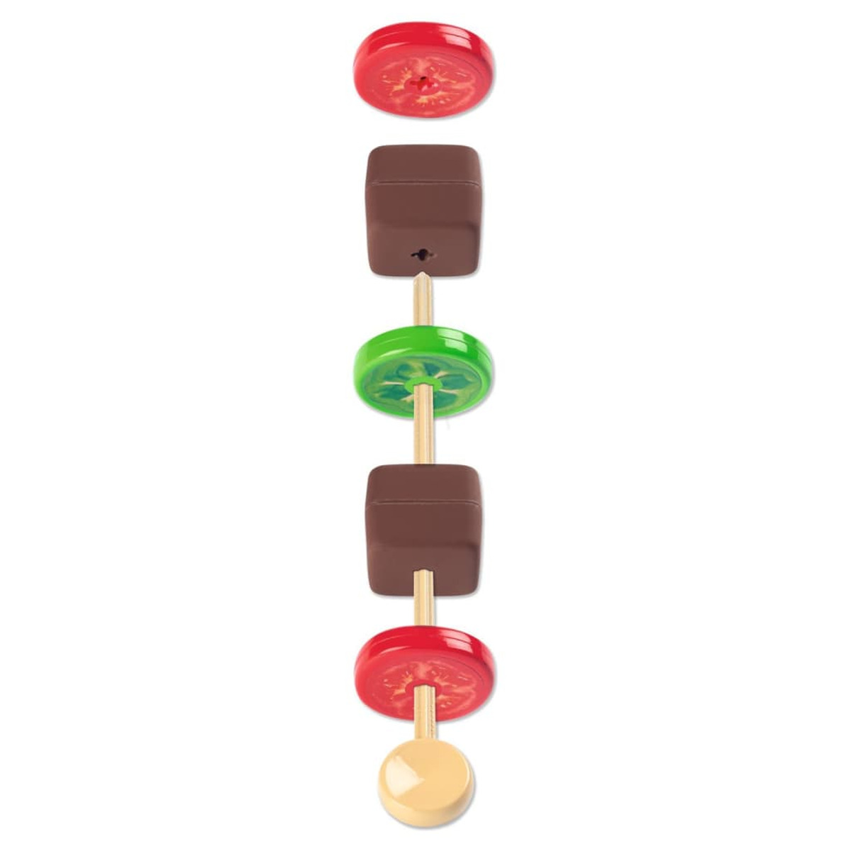 Aufgespießtes Spielzeugessen: eine rote Tomate, zwei braune Würfel, eine grüne Scheibe, zwei weitere Würfel, eine Tomate und ein beiger Sockel.