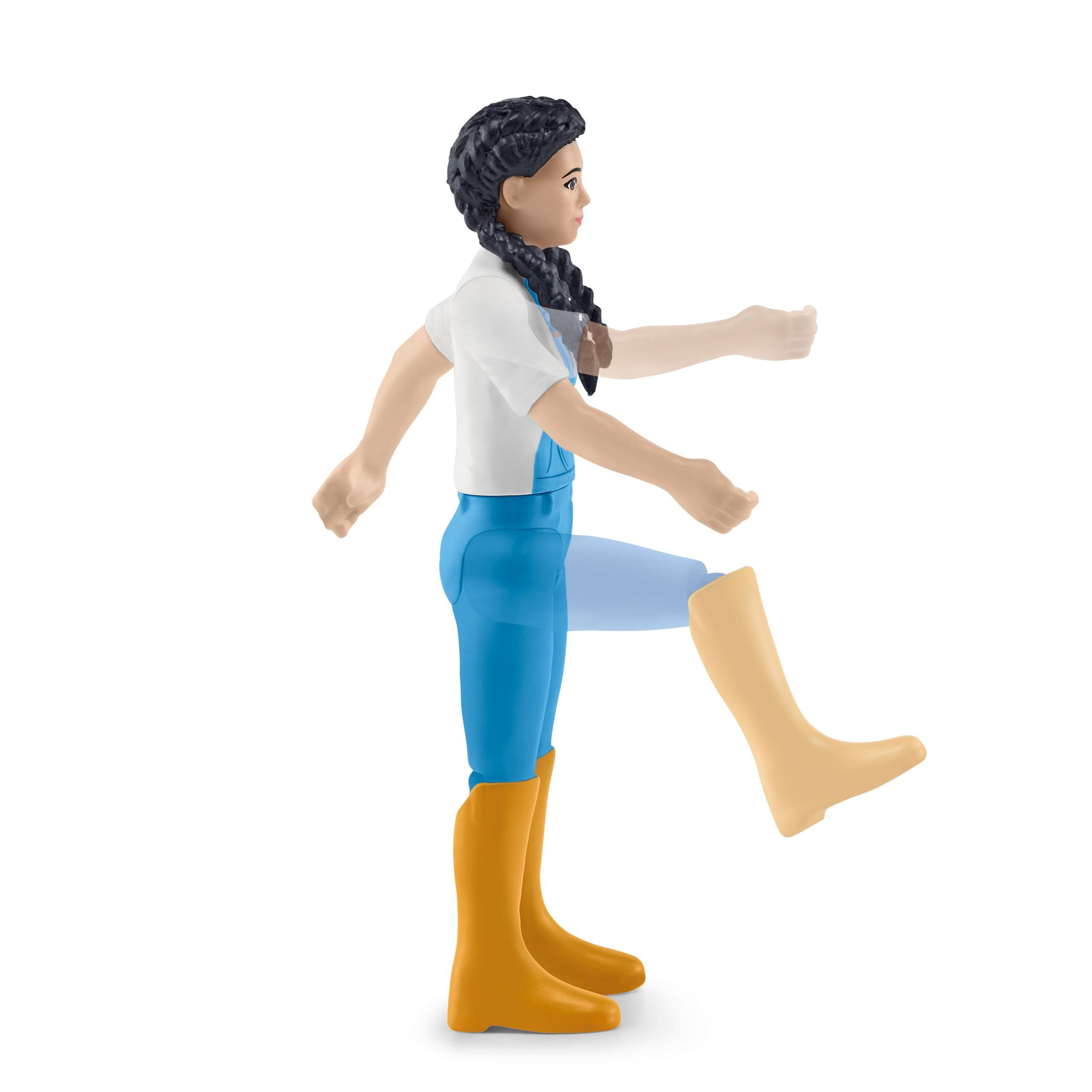 Eine Spielfigur eines Mädchens in Reitkleidung und Stiefeln, mit einem Bein angehoben. Die Figur steht vor weißem Hintergrund.