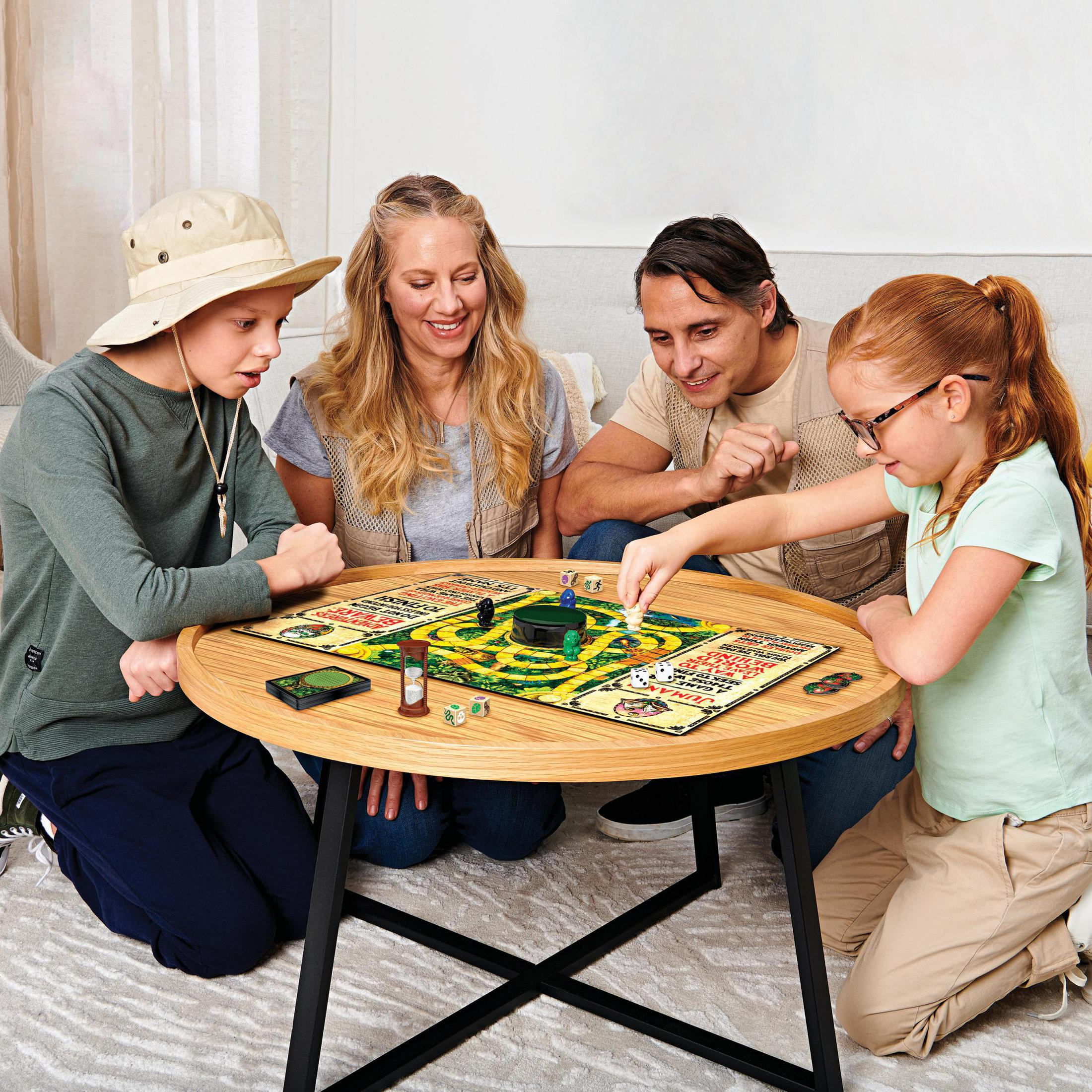 Eine Familie spielt ein Brettspiel an einem Holztisch. Das Spiel ist mit Würfeln aufgebaut.