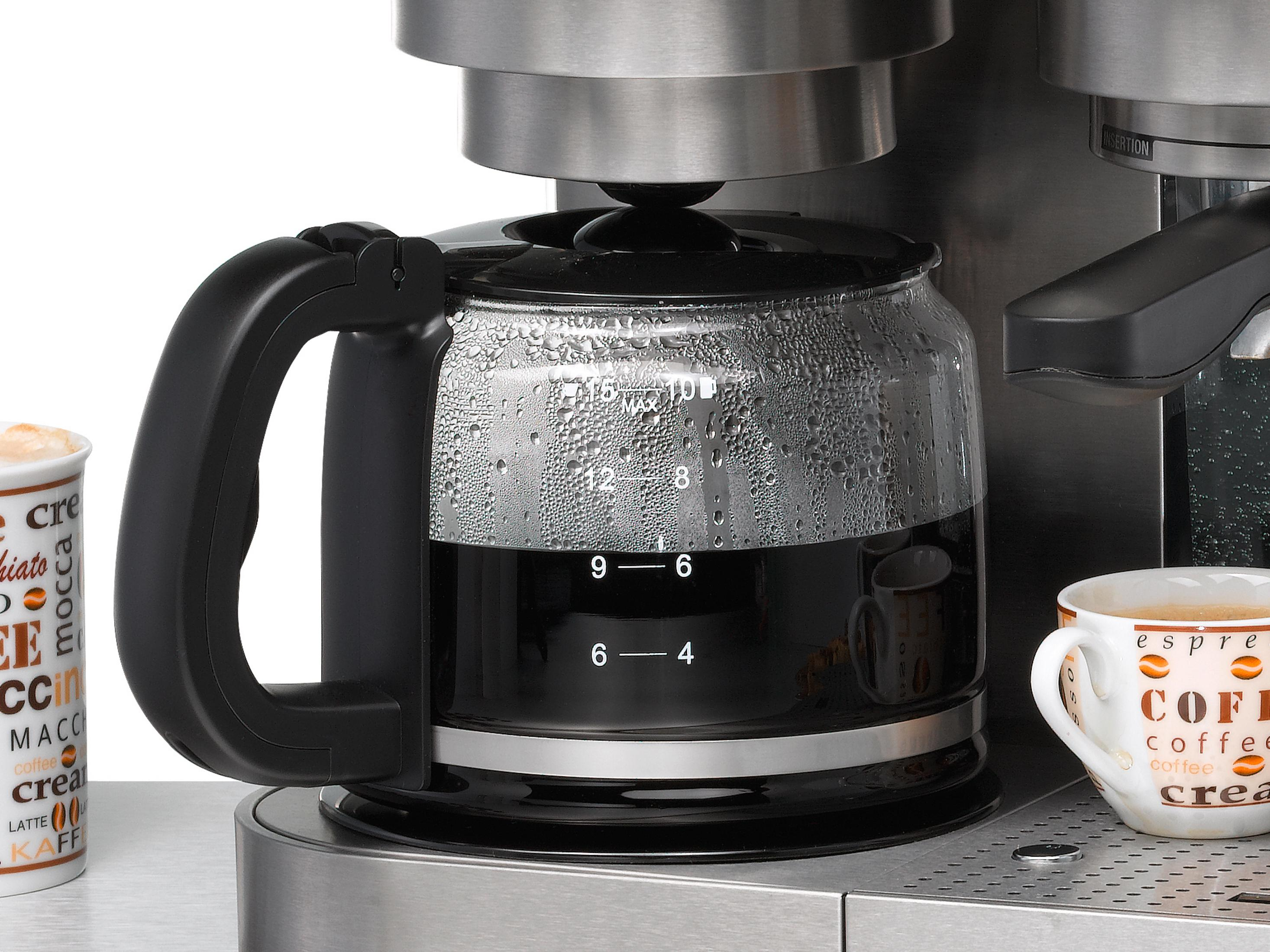 Zbliżenie ekspresu do kawy ze szklaną karafką wypełnioną kawą, w pobliżu filiżanki do kawy.