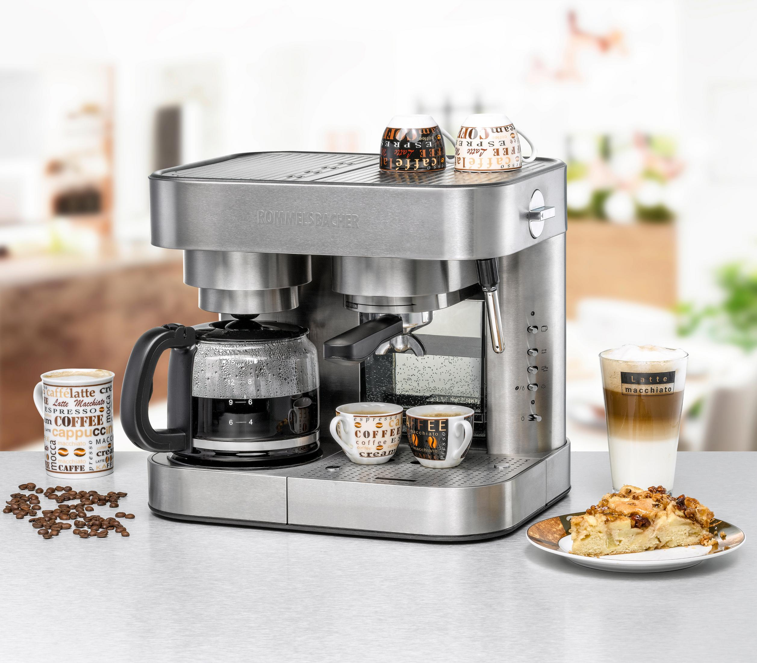 Ekspres do kawy z filiżankami do kawy i kawałkiem ciasta na stole.