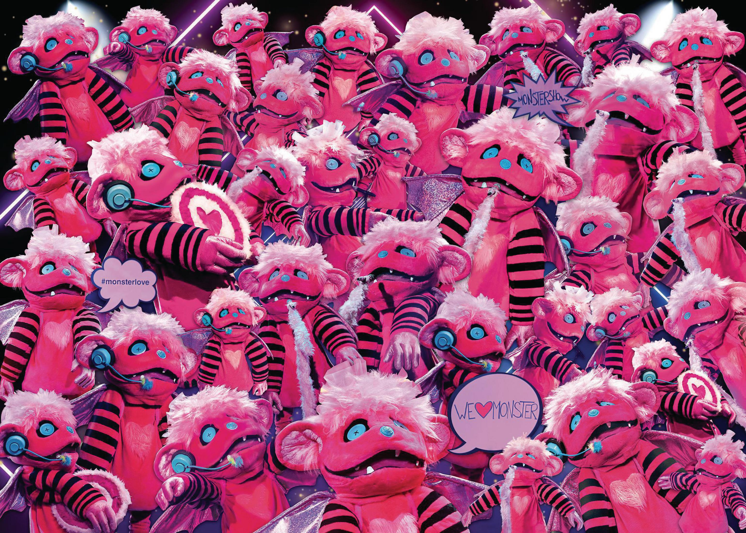 Viele rosa Monster-Plüschtiere mit verschiedenen Ausdrücken und Schildern auf dunklem Grund.