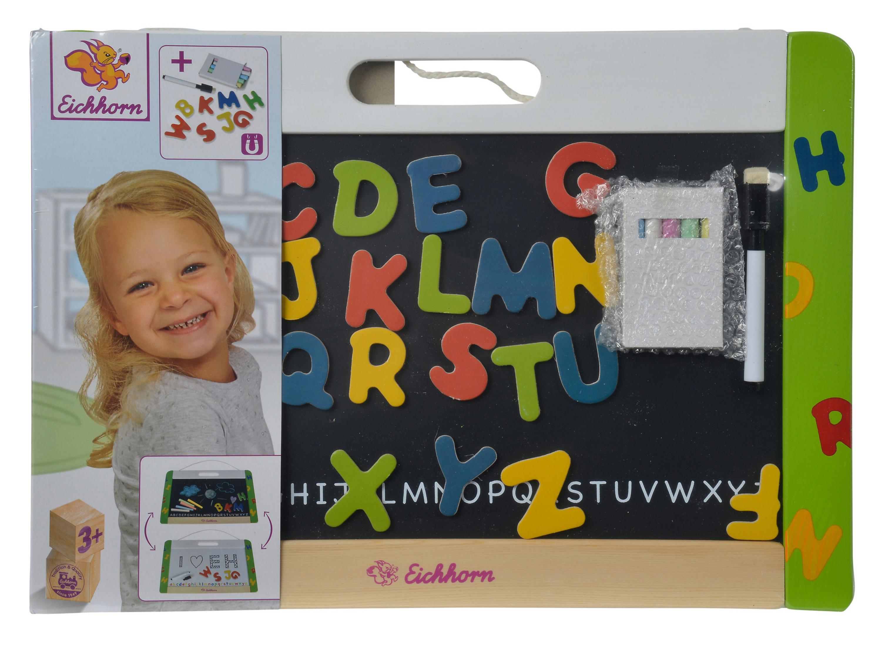 Holz-Tafel für Kinder mit Buchstaben und lächelndem Mädchen. Bunte Kreide und Schwamm.