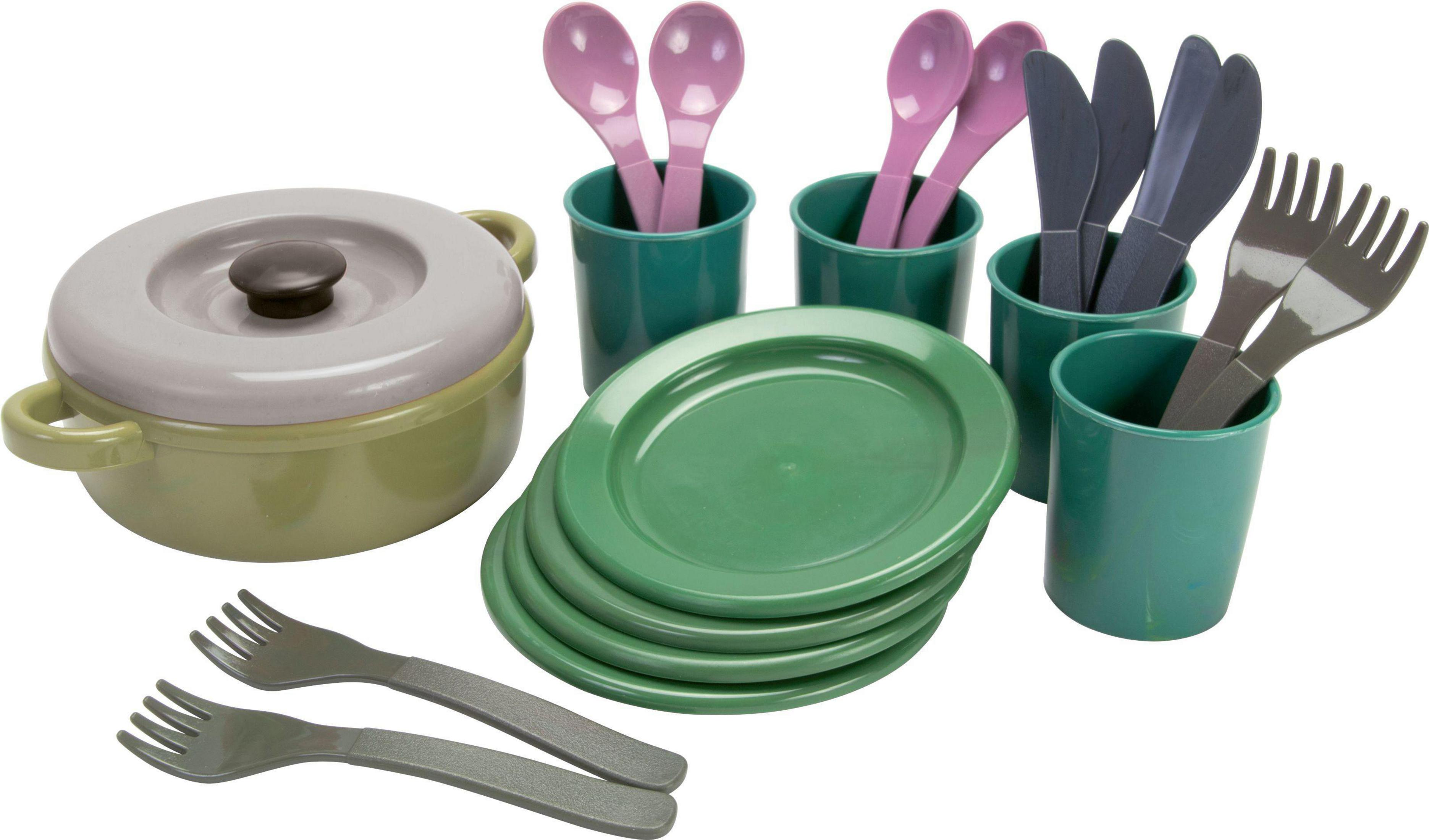 Ein Spielzeugset aus grünen Tellern, Tassen, Löffeln, Messern, Gabeln und einem Topf mit Deckel, alles aus Kunststoff.