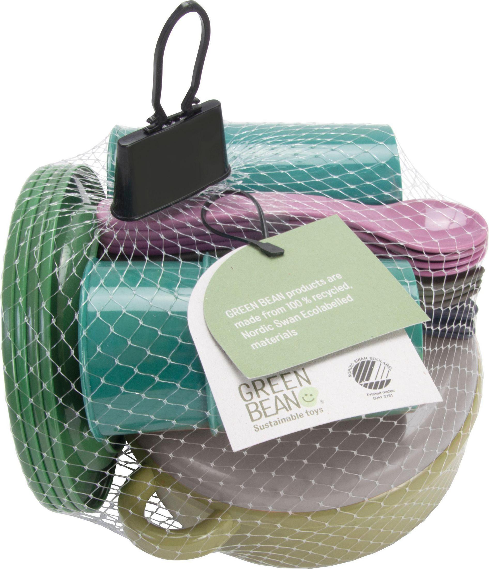 Ein Set aus bunten Spielzeuggeschirr und -utensilien in einer Netztasche mit Etikett.