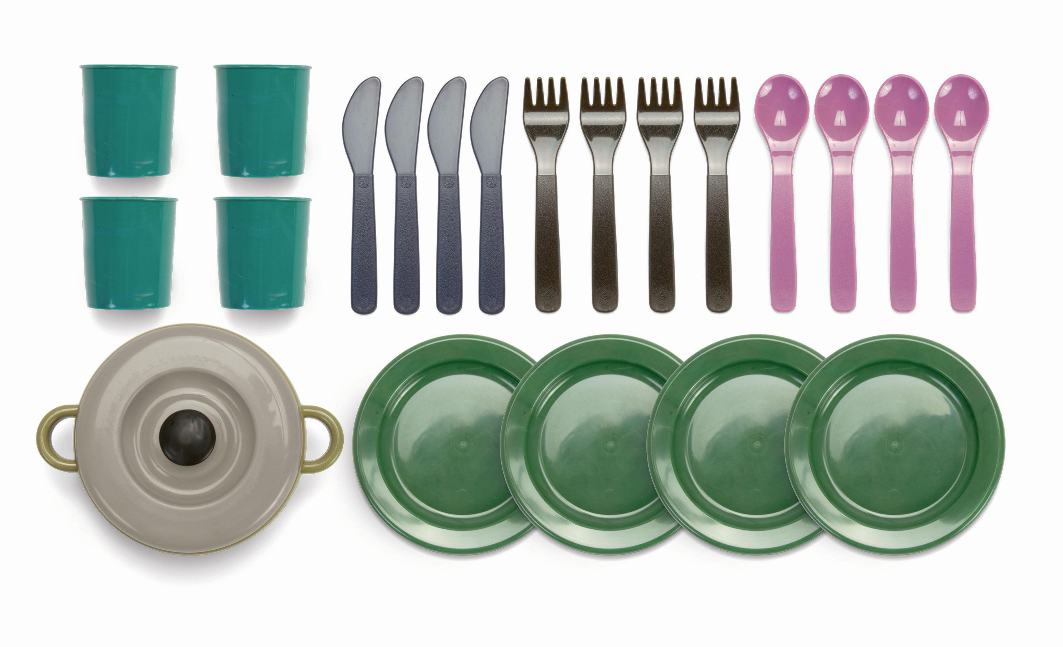 Tischgedeck. Becher, Messer, Gabeln, Löffel und Teller in Grün, Grau und Pink.