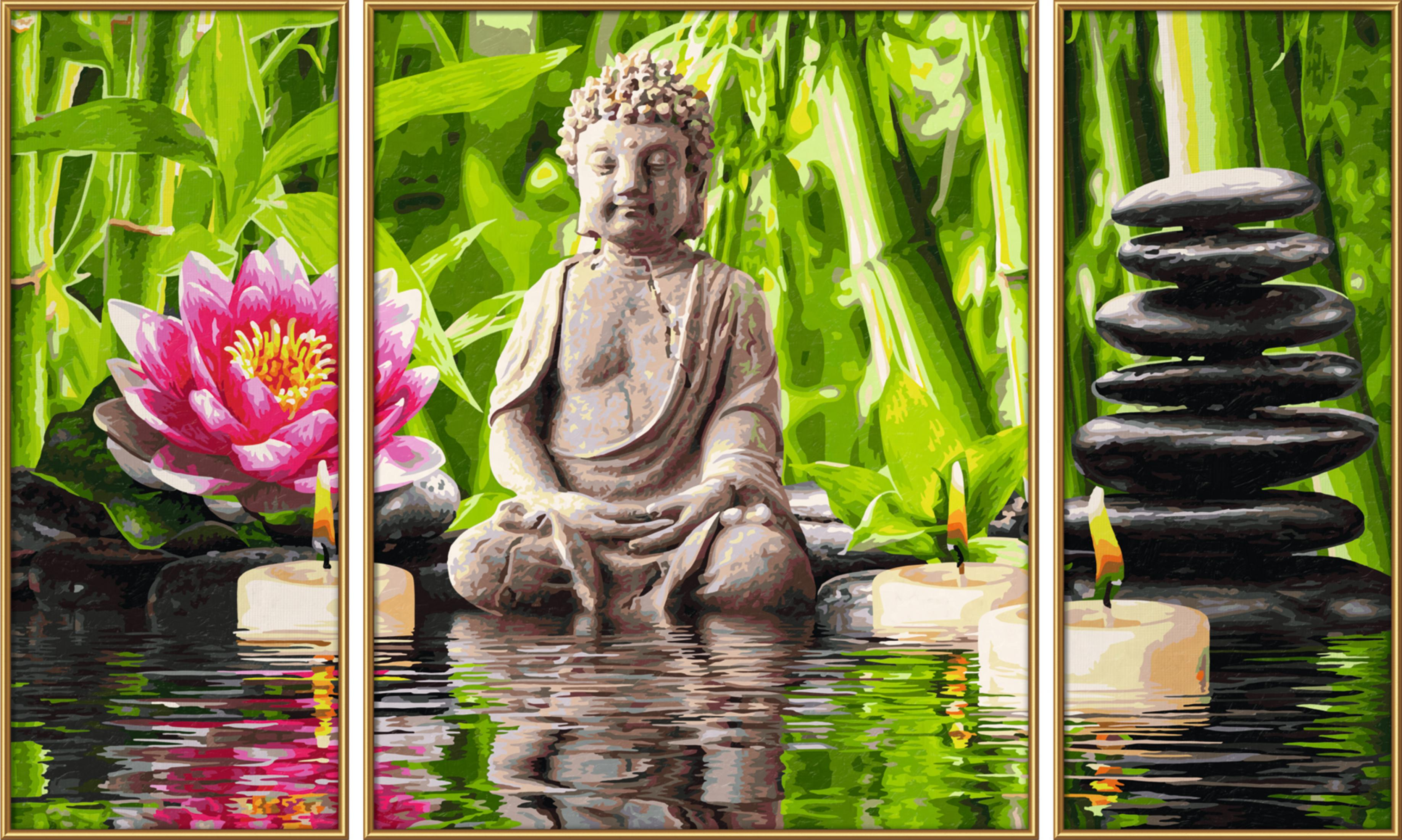 Triptychon mit Buddha-Statue, Lotus, Kerzen und Steinen. In Wasser mit grünen Pflanzen.