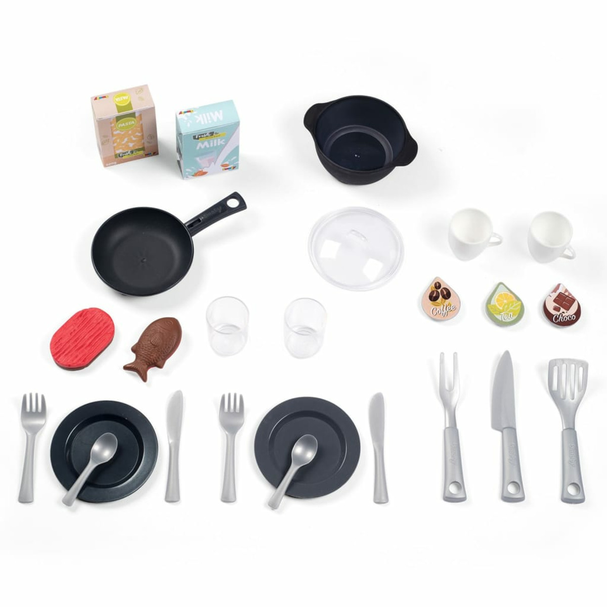 Ein Set von Spielzeug-Küchenartikeln: zwei Milchkartons, eine Pfanne, ein Deckel, Teller, Utensilien und Essensaussparungen.