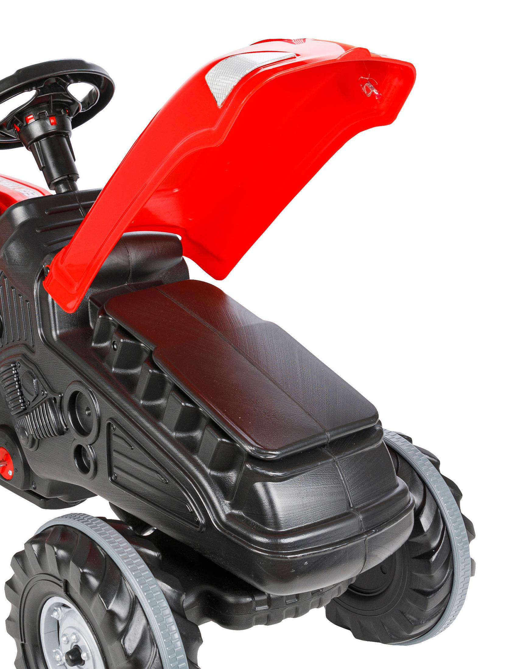 Ein rot-schwarzer Spielzeugtraktor. Die Motorhaube ist angehoben und gibt den Motorraum frei. Graue Räder.