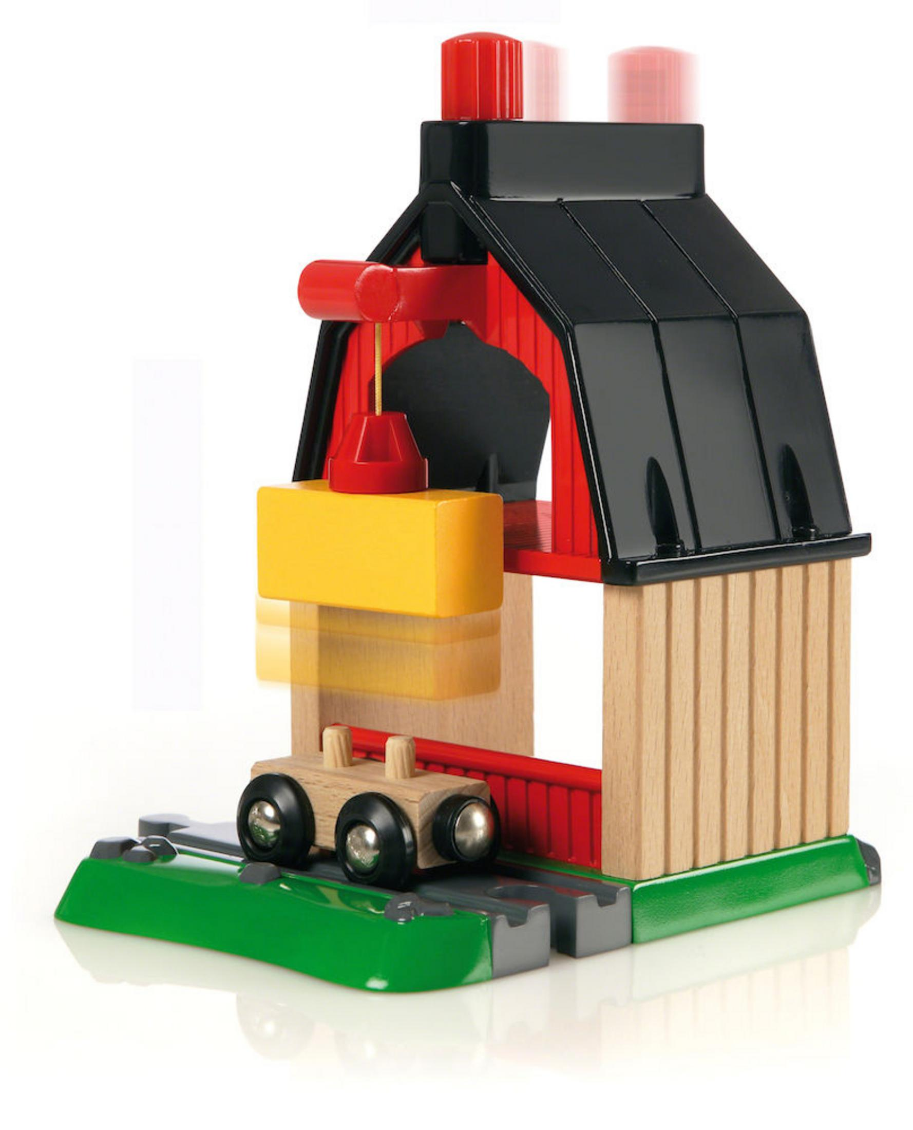 Drewniana zabawka stodoła z czerwonym dachem, żółtym klockiem i wagonem kolejowym z kołami.
