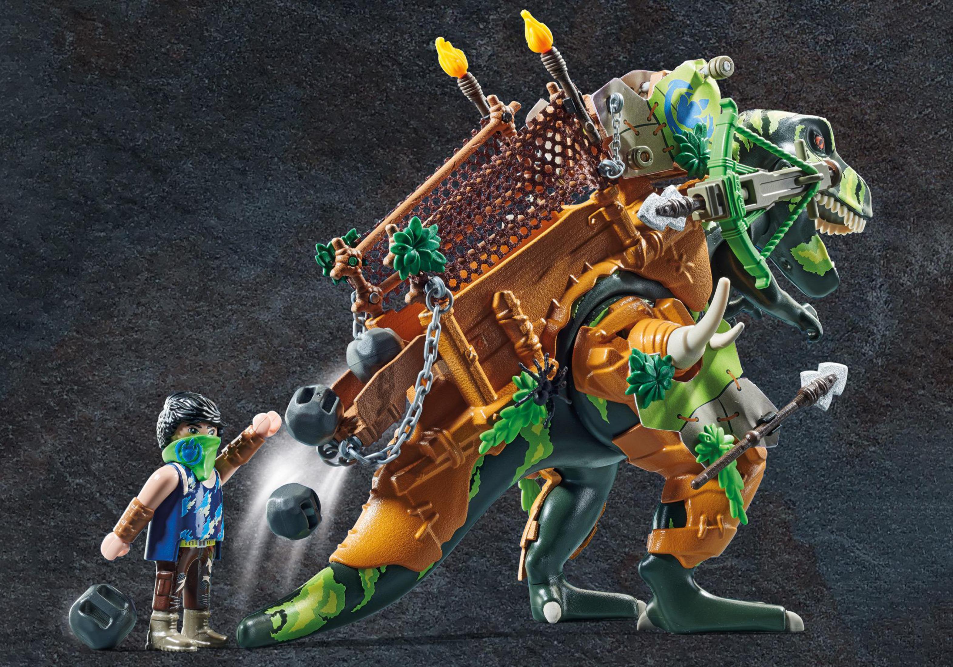 Figura di dinosauro con un carro da battaglia e una figura che lancia palle di pietra con una fionda.