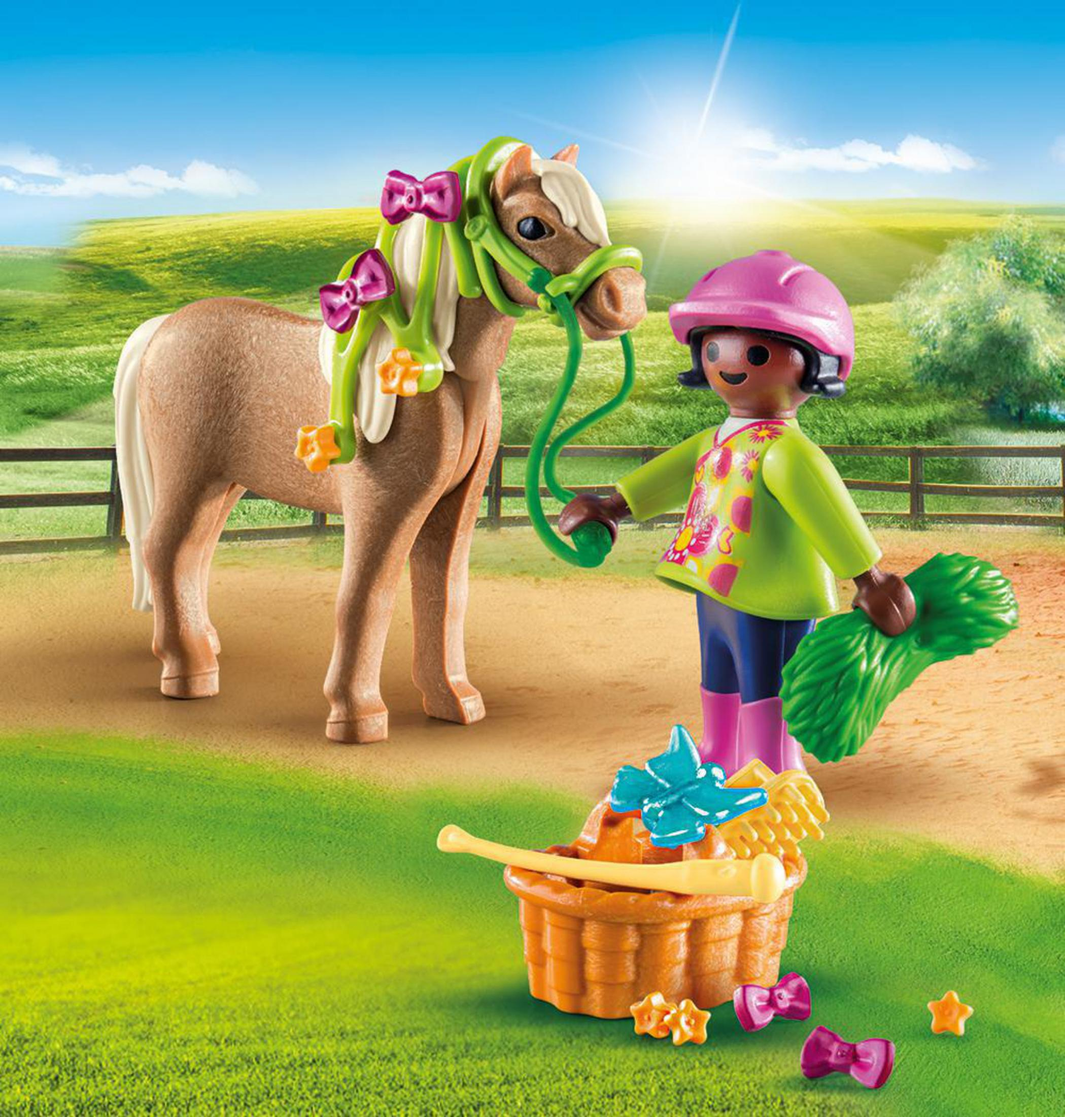 Figurka Playmobil z koniem. Kosz akcesoriów i zielone pole. Słoneczny dzień.