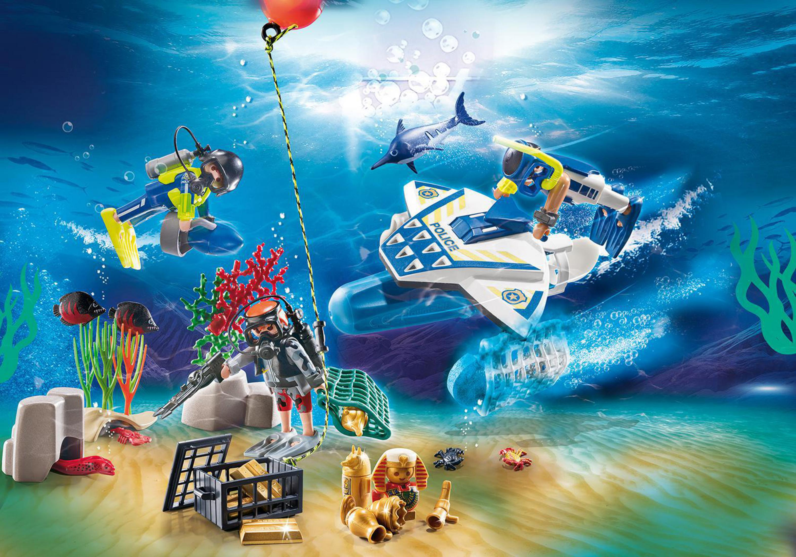 Eine Unterwasserszene mit Spielzeugtauchern und einem U-Boot.