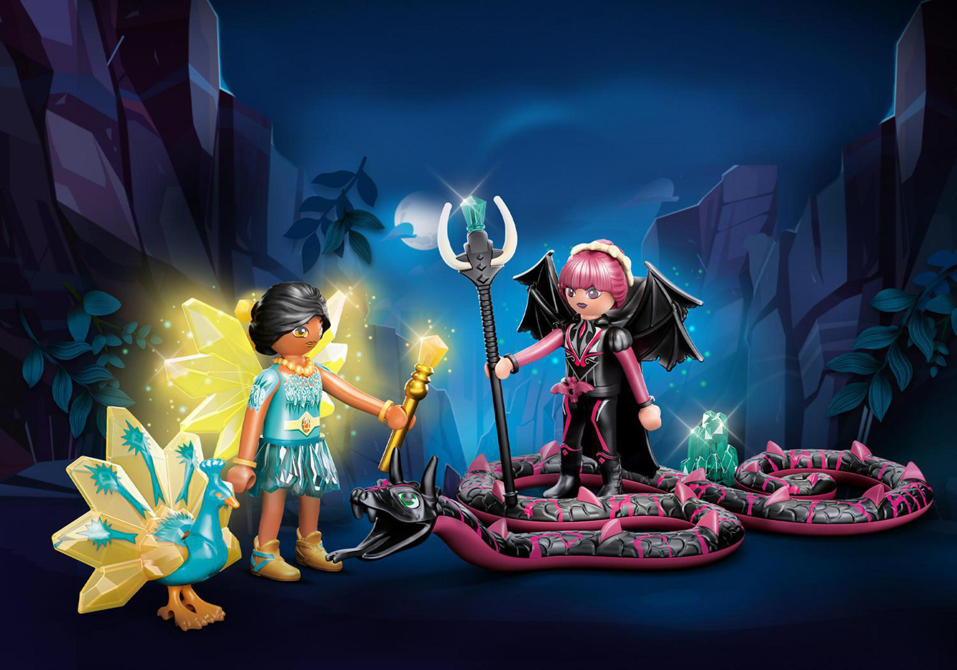 Scena Playmobil con fate, una strega e un serpente vicino a rocce e un cielo scuro.