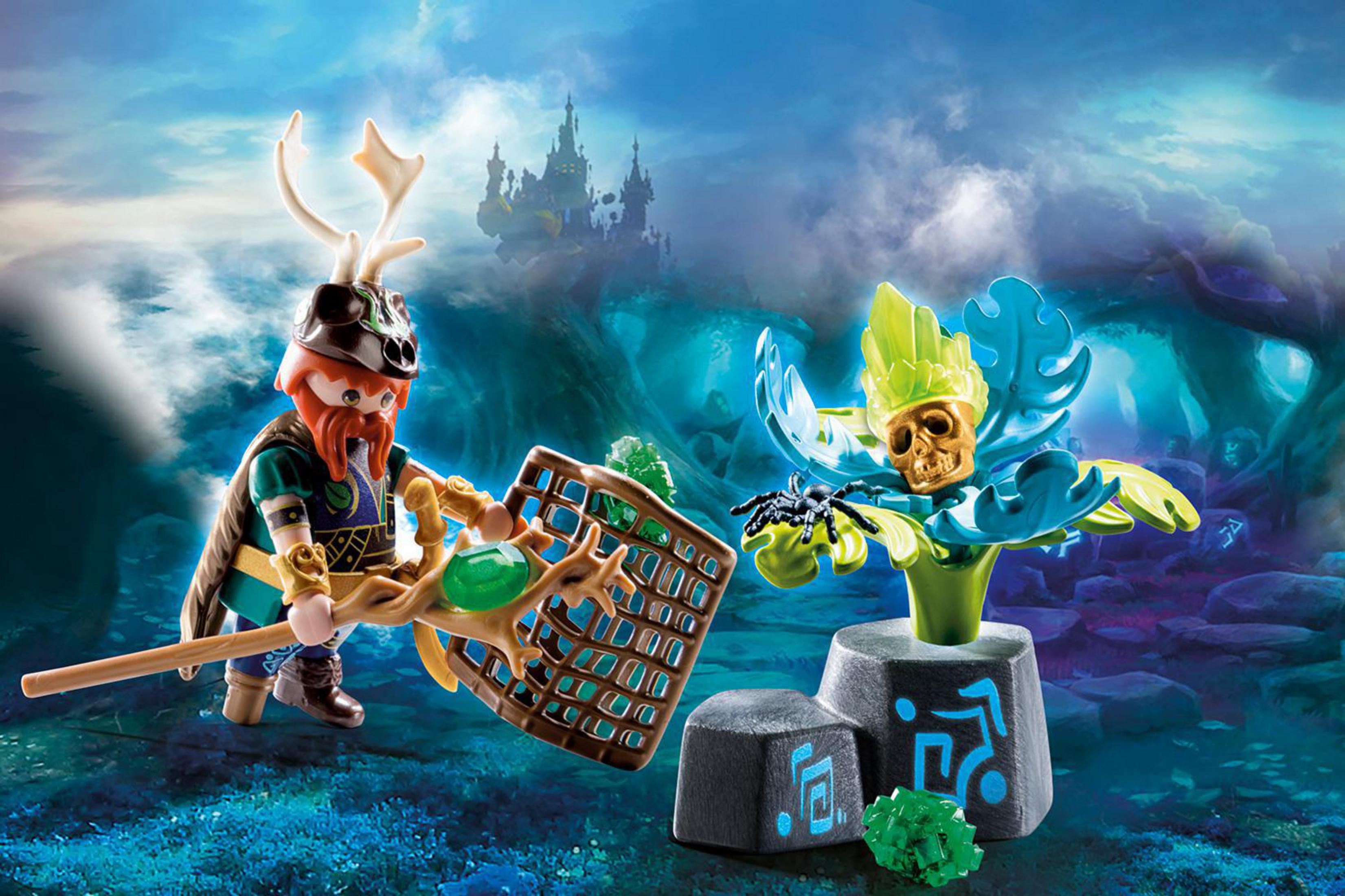Playmobil-Figur mit Fantasy-Szene. Ein Zauberer mit Stab und Totenkopfblume.
