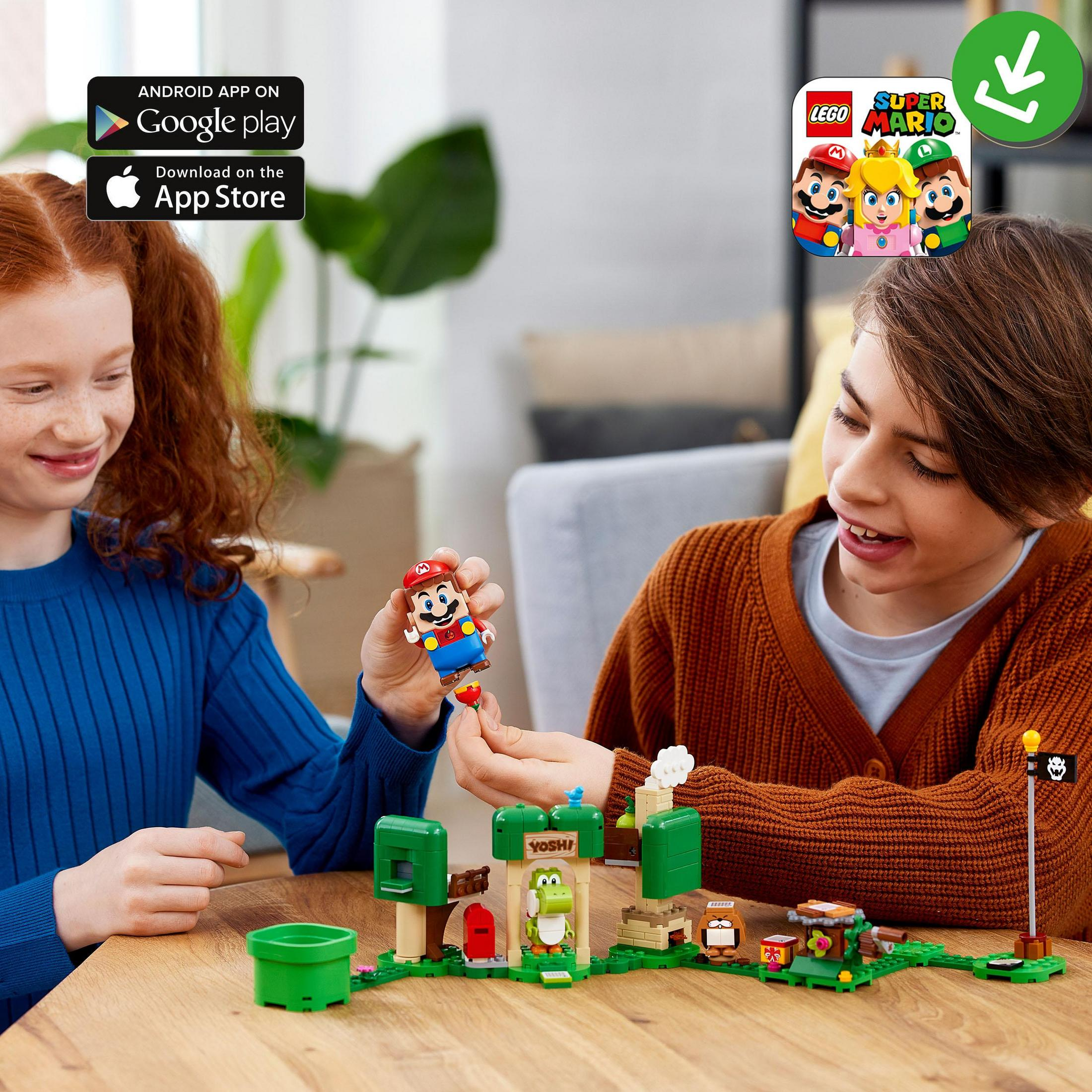 Twee kinderen spelen met een LEGO Mario set. LEGO figuren en landschap op tafel.