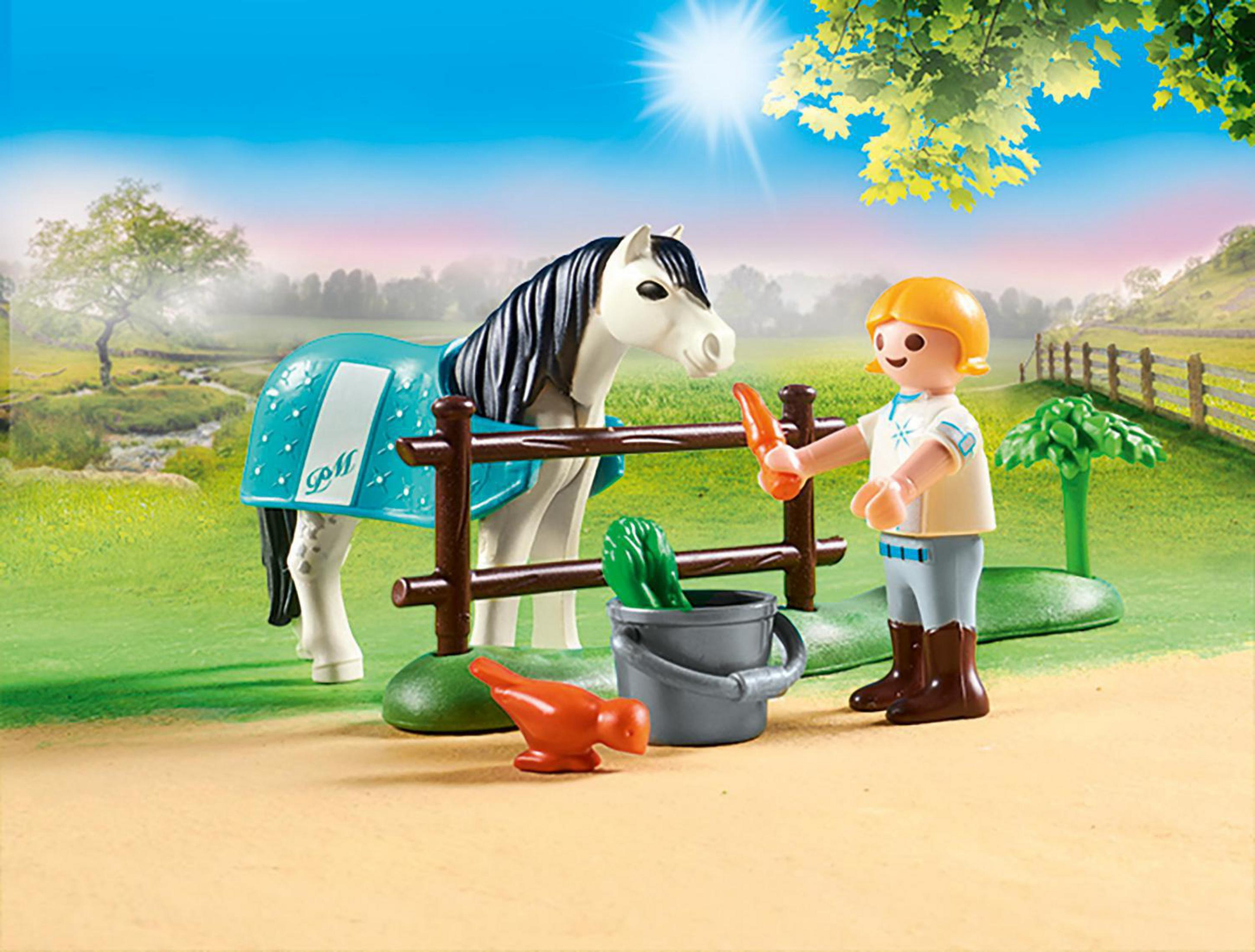 Playmobil Pferd- und Reiter-Set. Ein Pferd mit Decke, eine Figur mit Karotte.