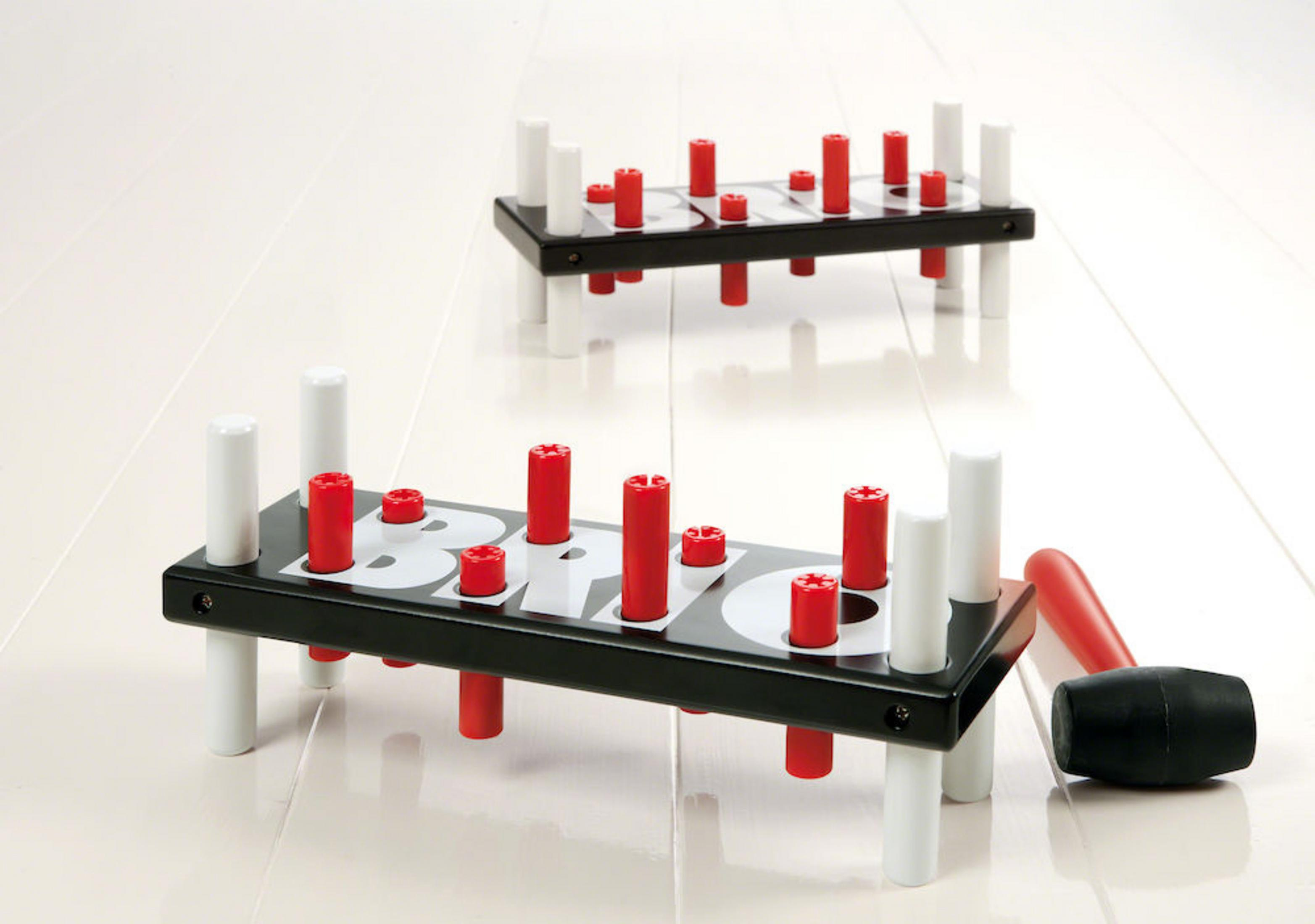 Zwei Holz-Pegboard-Spiele mit roten und weißen Stiften. Ein Schlägel liegt in der Nähe.