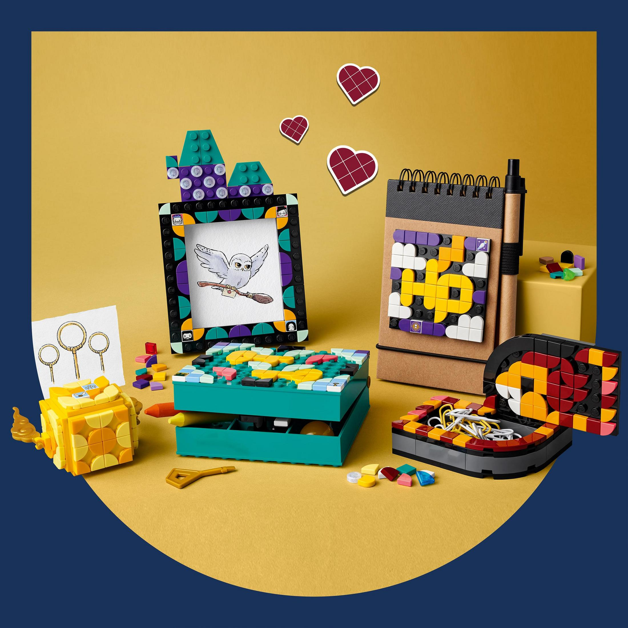 Una collezione di mattoncini Lego disposti in una cornice, un taccuino e scatole con personaggi Lego.