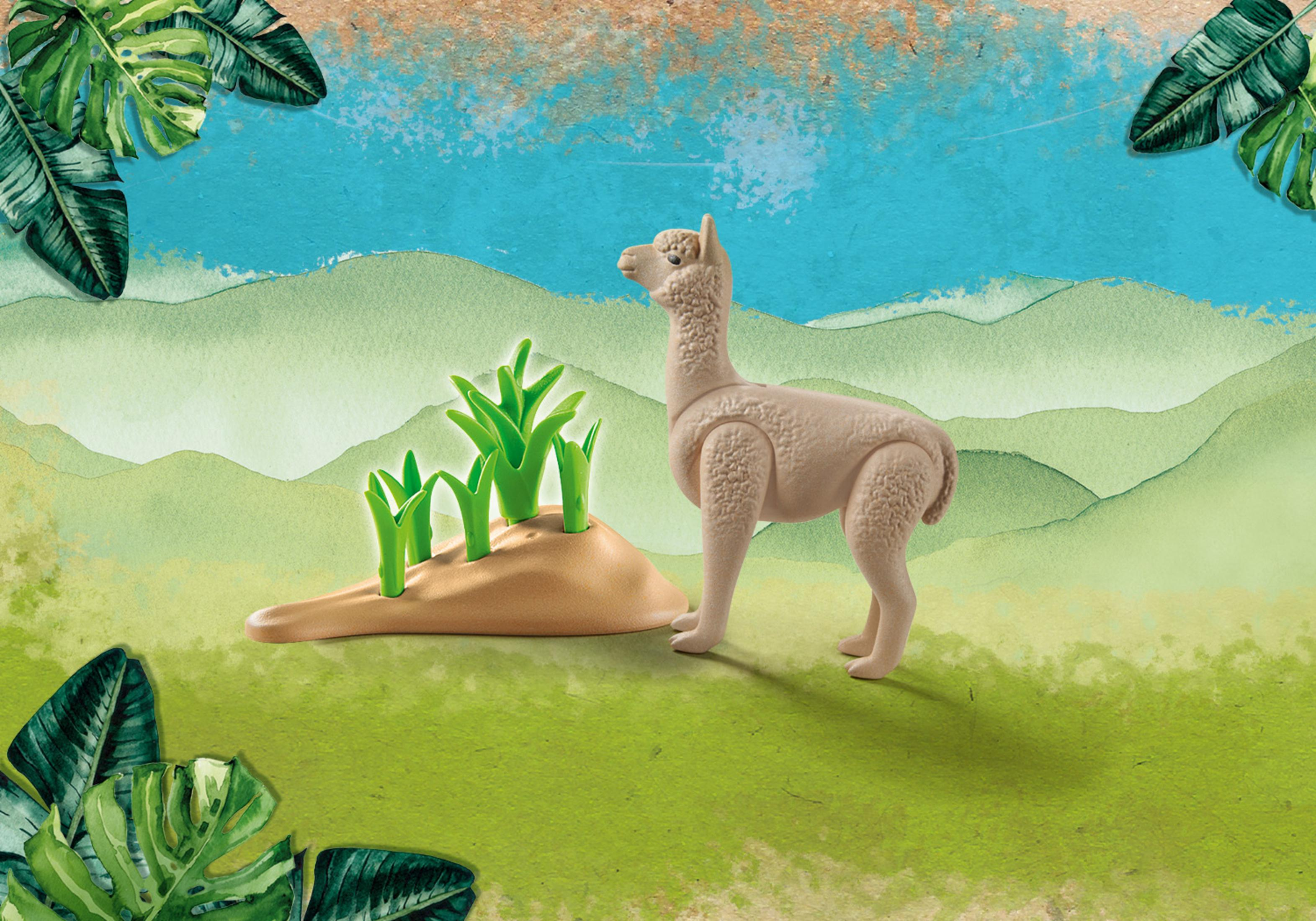 Ein Playmobil-Lama-Spielzeug steht neben einem Grasbüschel. Hintergrund zeigt Aquarellhügel und Himmel.