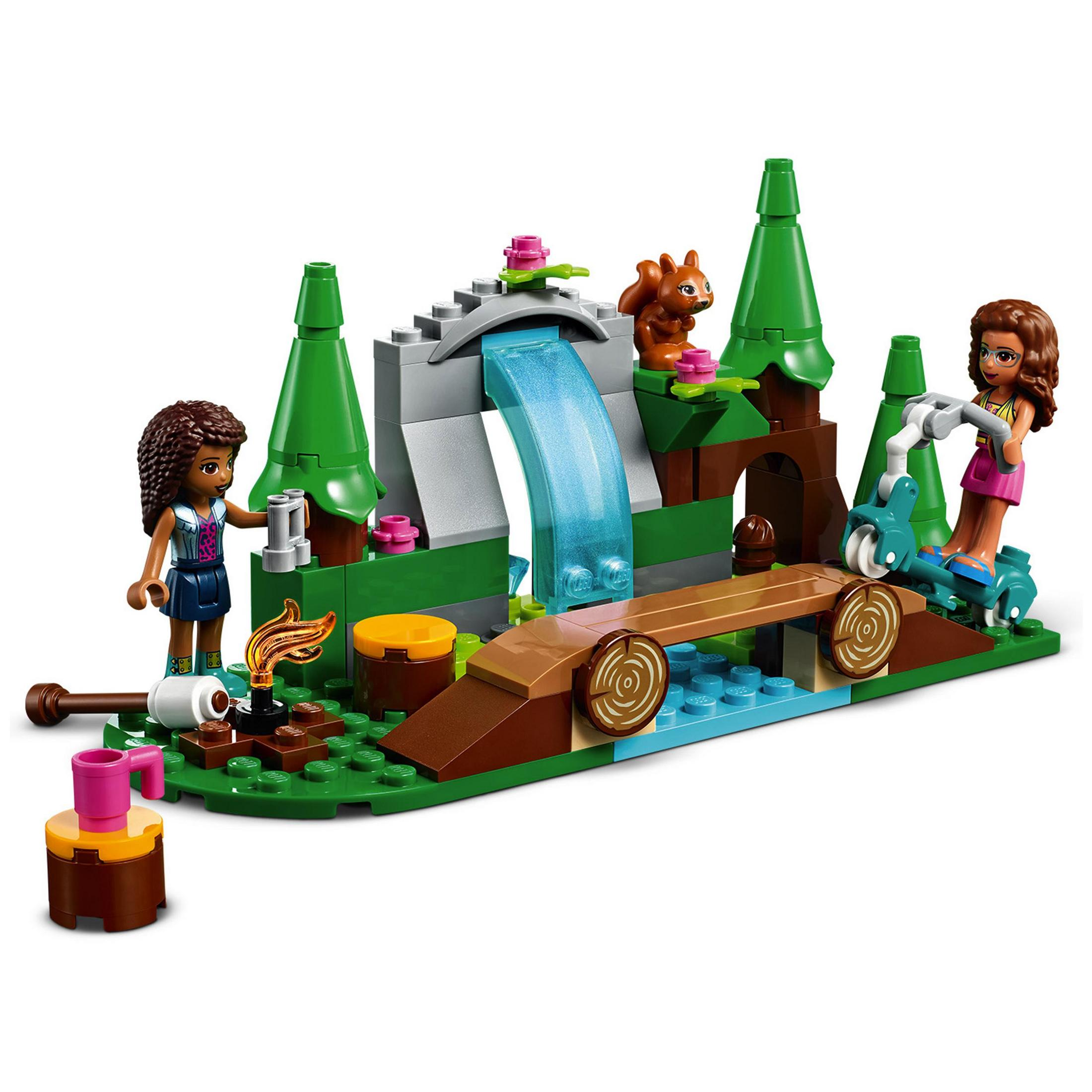 Lego Friends Set mit zwei Figuren, einem Wasserfall, Bäumen und einer Lagerfeuerszene.