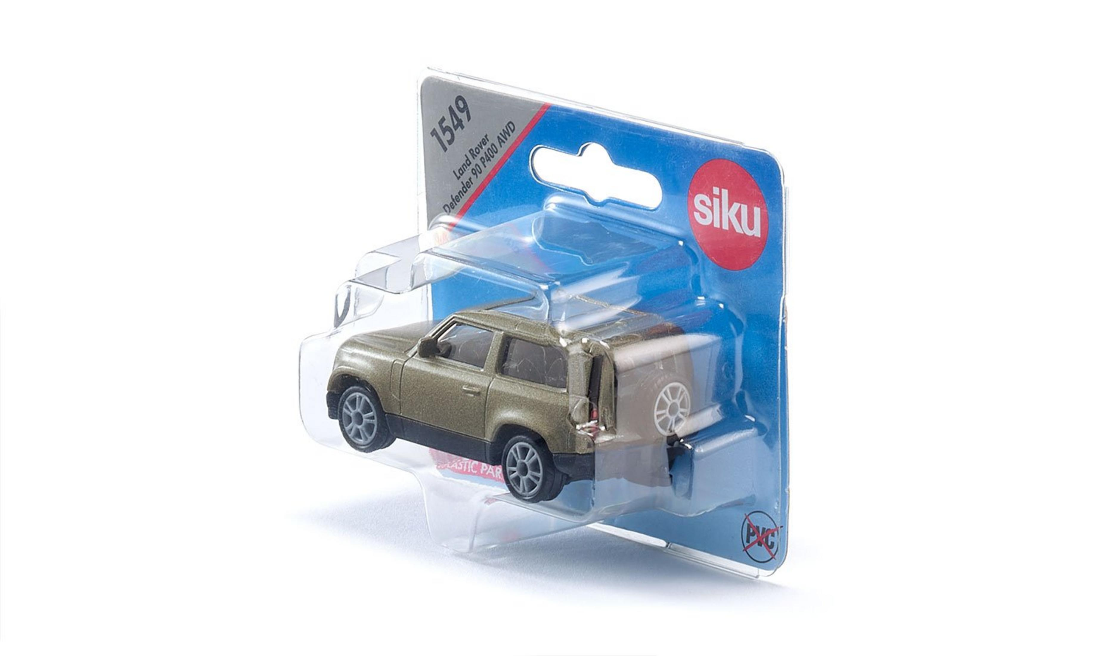 Ein Spielzeug-Land Rover Defender Modellauto in einer Plastikverpackung, vor weißem Hintergrund.