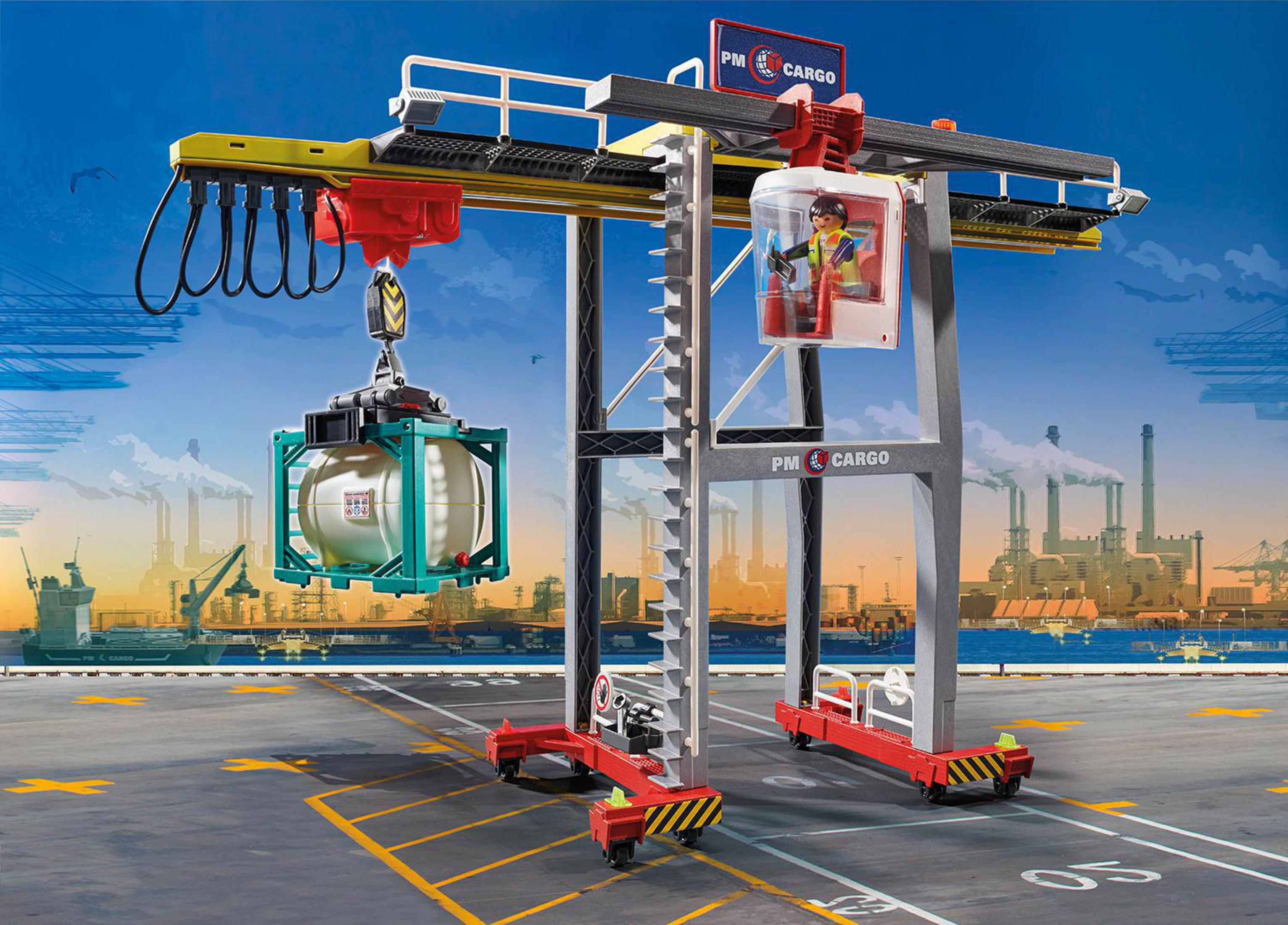 Ein Playmobil-Frachtkranset auf einem Dock, mit Arbeitern, Schiffen und Industriehintergrund.
