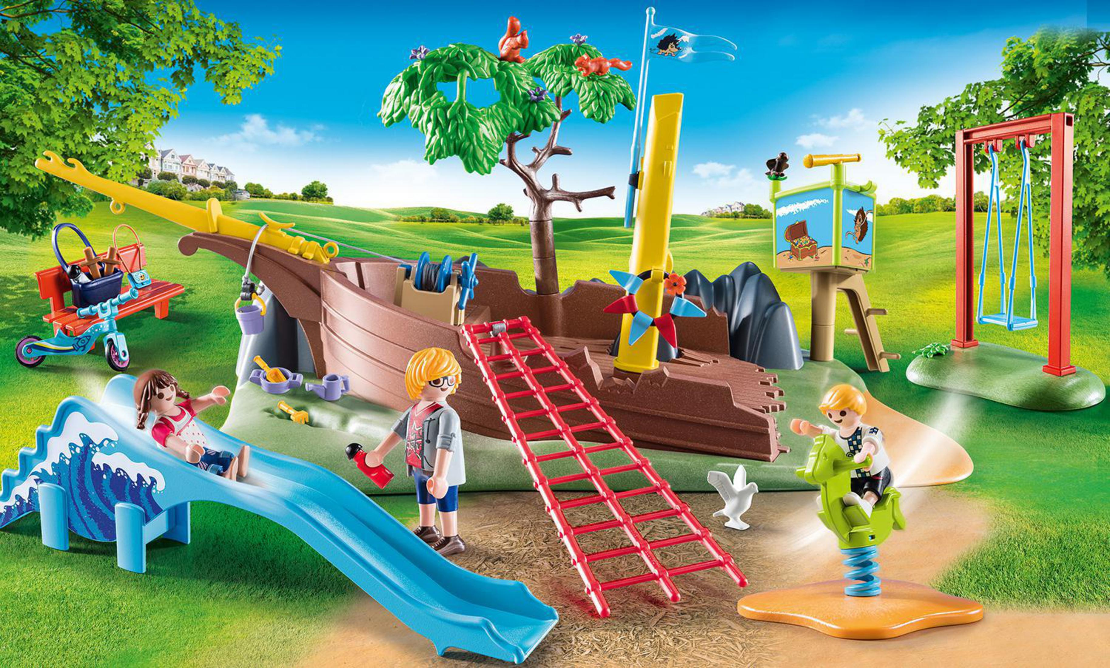 Playmobil Spielplatzszene. Enthält Rutsche, Boot, Schaukel, Figuren und Landschaft.