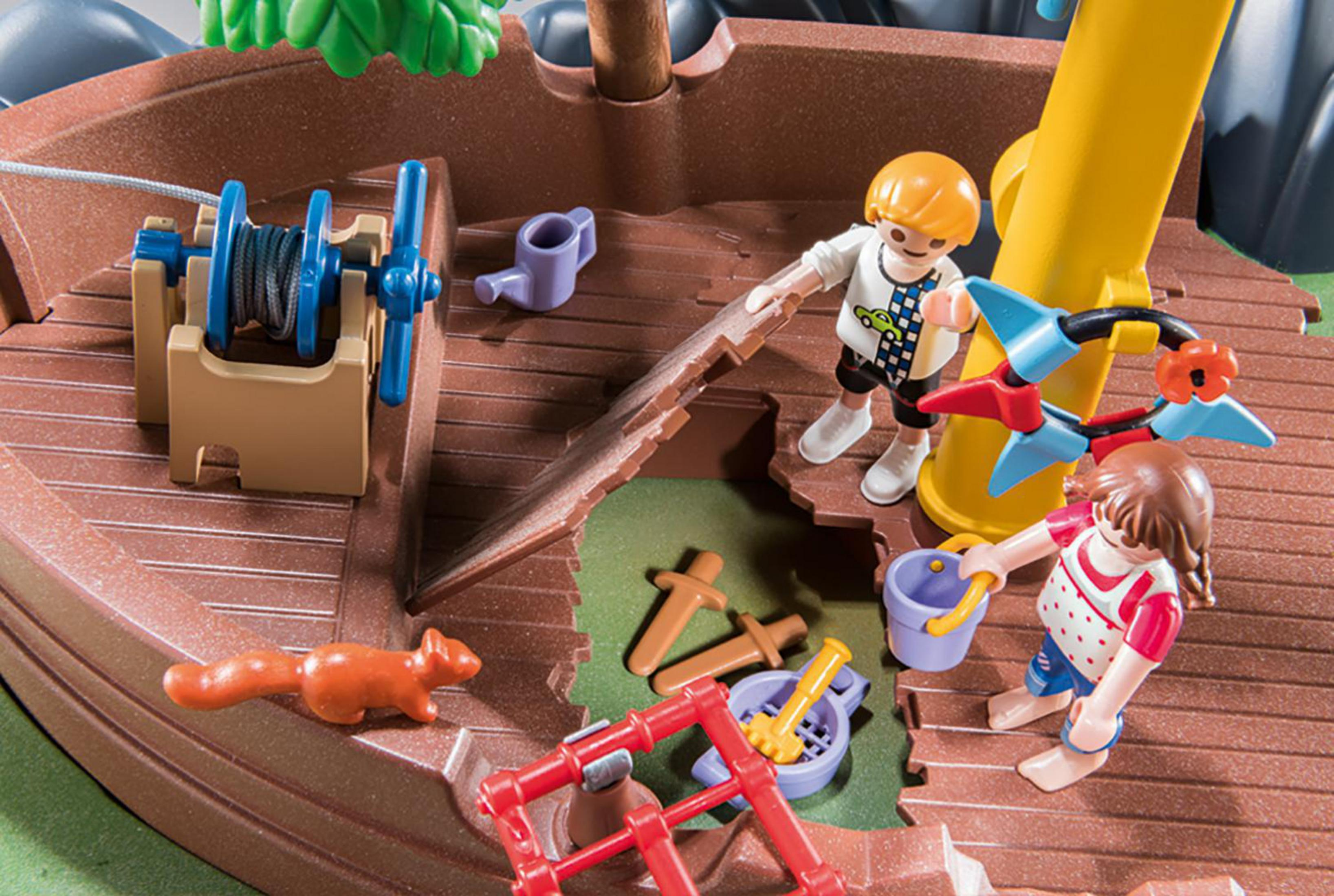 Spielfiguren auf einem Boot. Zwei Kinder spielen. Es gibt ein Eichhörnchen, eine Winde und ein kaputtes Bootsteil.