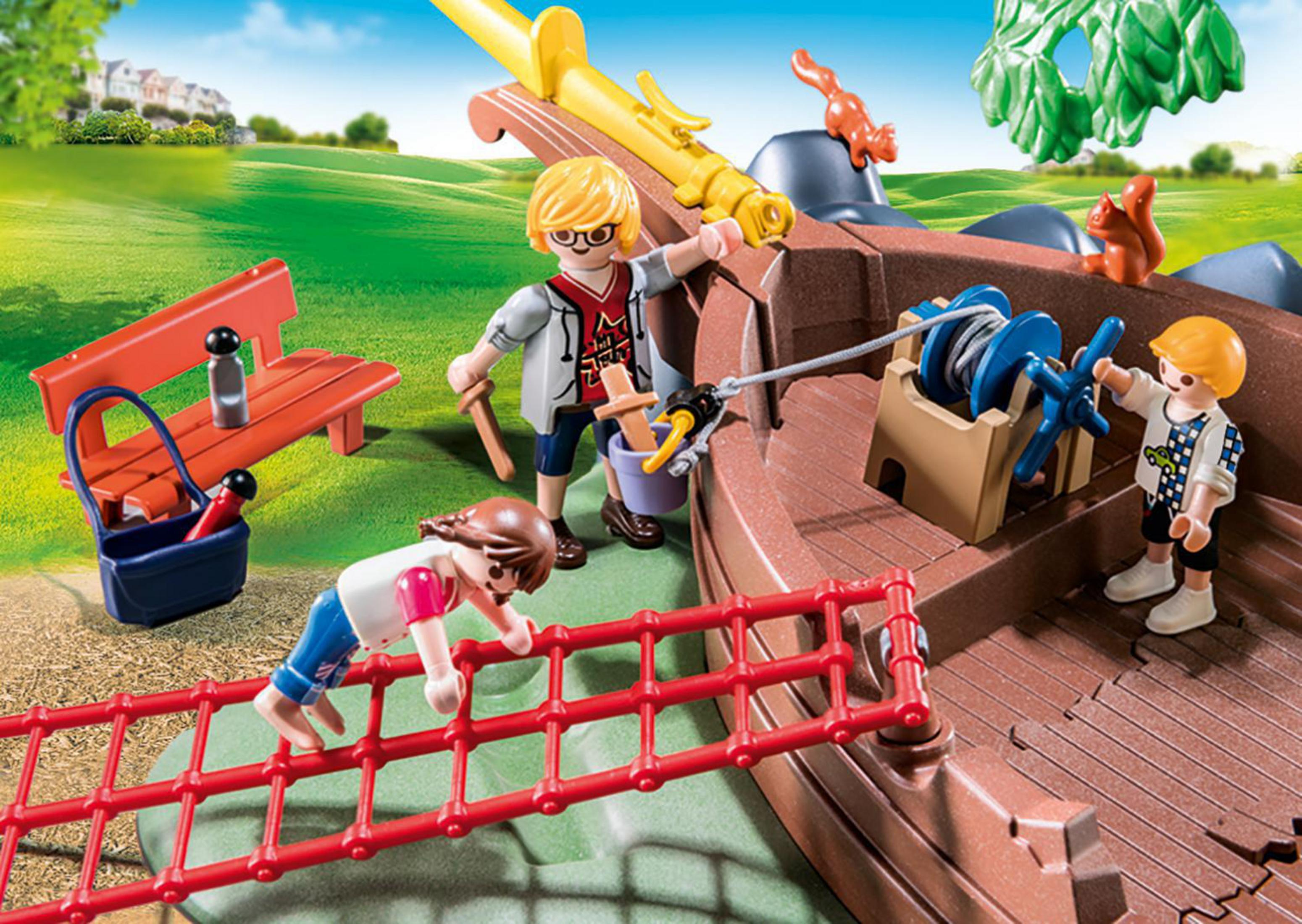 Playmobil-Szene mit Kindern auf einem Boot, die in der Nähe von Bäumen und einer roten Bank spielen.
