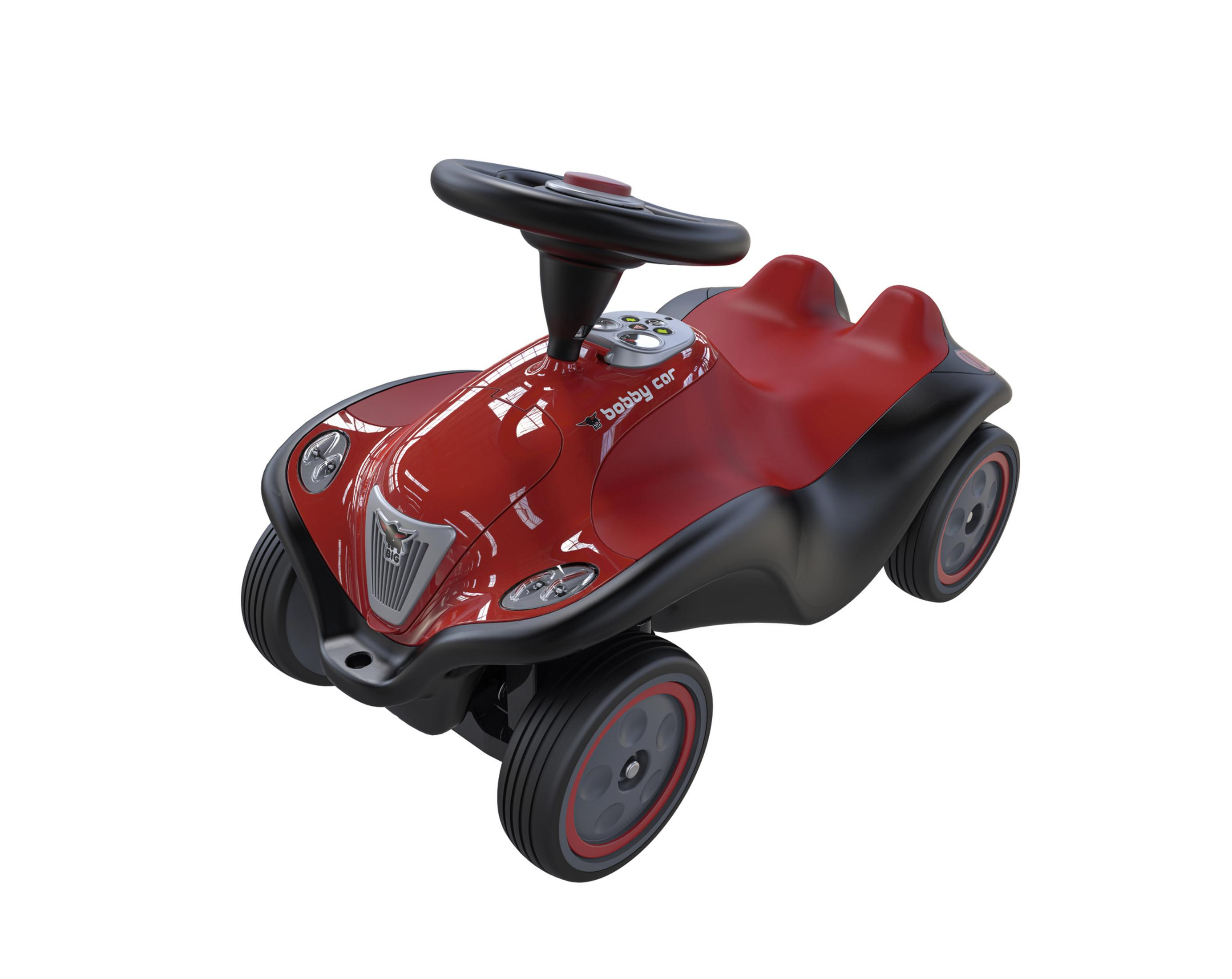 Rotes und schwarzes Spielzeugauto mit der Aufschrift "Bobby Car". Das Auto steht vor weißem Hintergrund. Es ist ein Rutschauto.