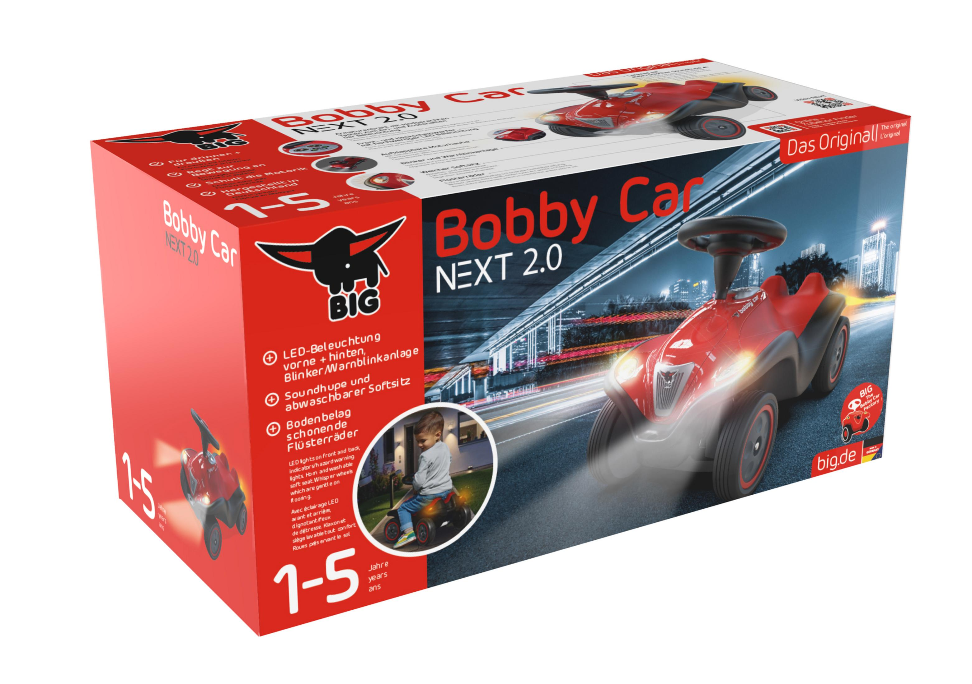 Box eines roten Bobby Car NEXT 2.0 Spielzeugautos, das Auto und seine Funktionen zeigend.