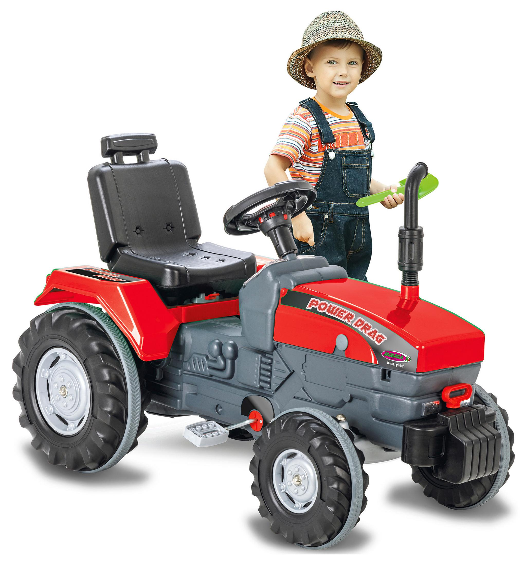 Ein Junge mit einem Spielzeugtraktor. Der Traktor ist rot und grau, mit 'Power Drag' aufgedruckt.