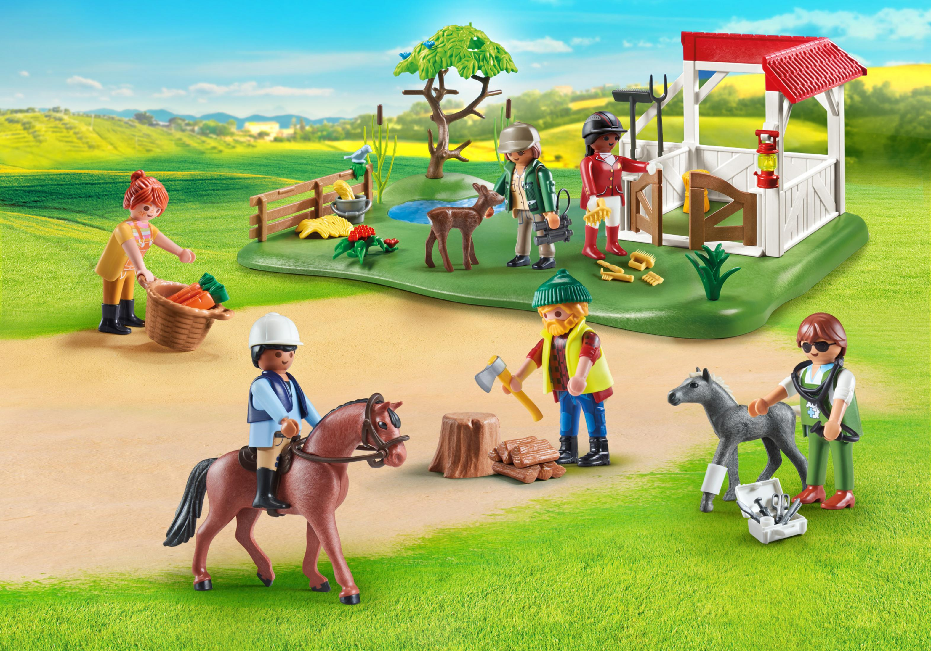 Scena della fattoria Playmobil con personaggi, animali e fienile su un campo verde.