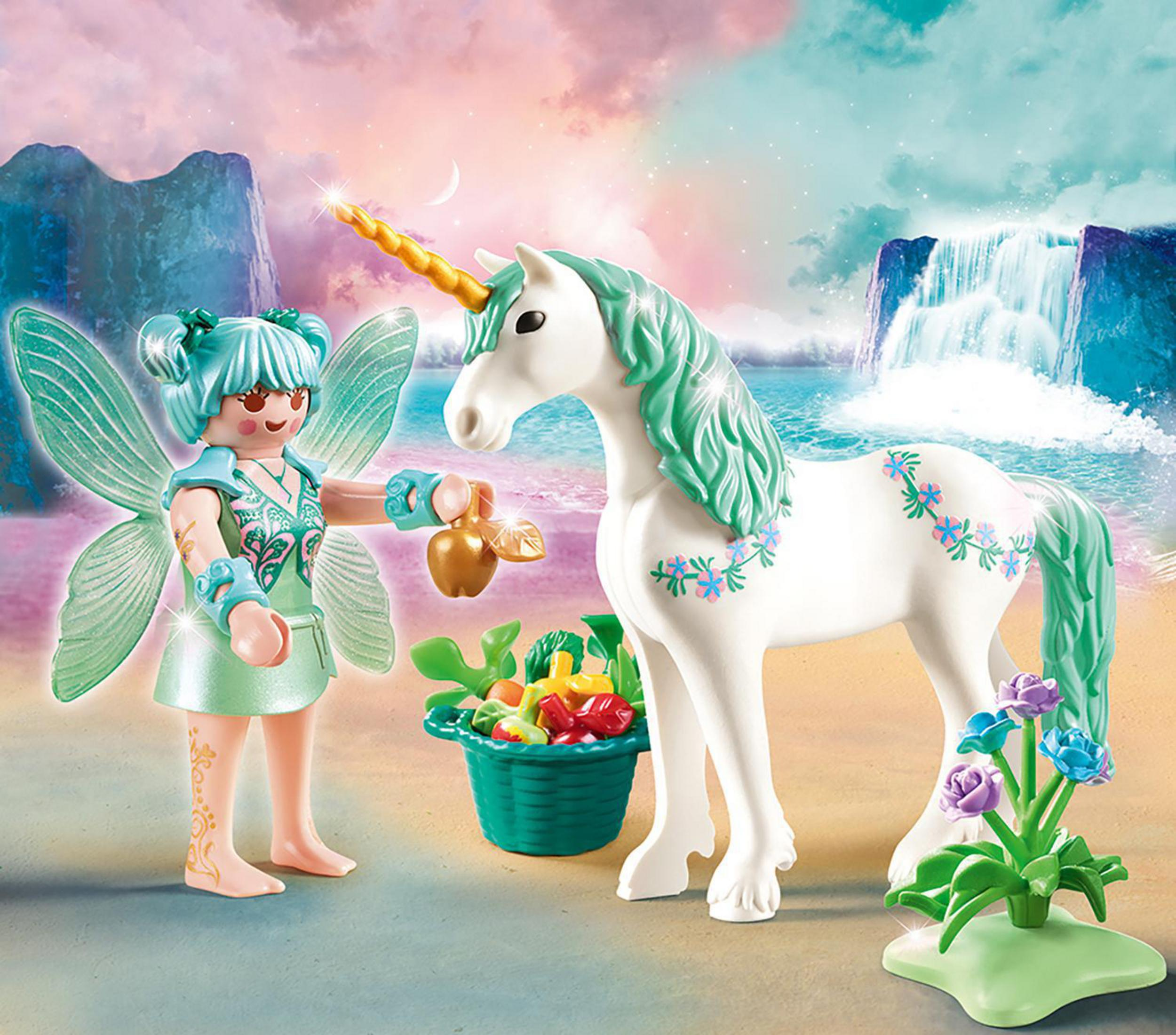 Eine Fee bietet einem weißen Einhorn in der Nähe eines Wasserfalls und eines Strandes einen Apfel an. Blumen und Korb.