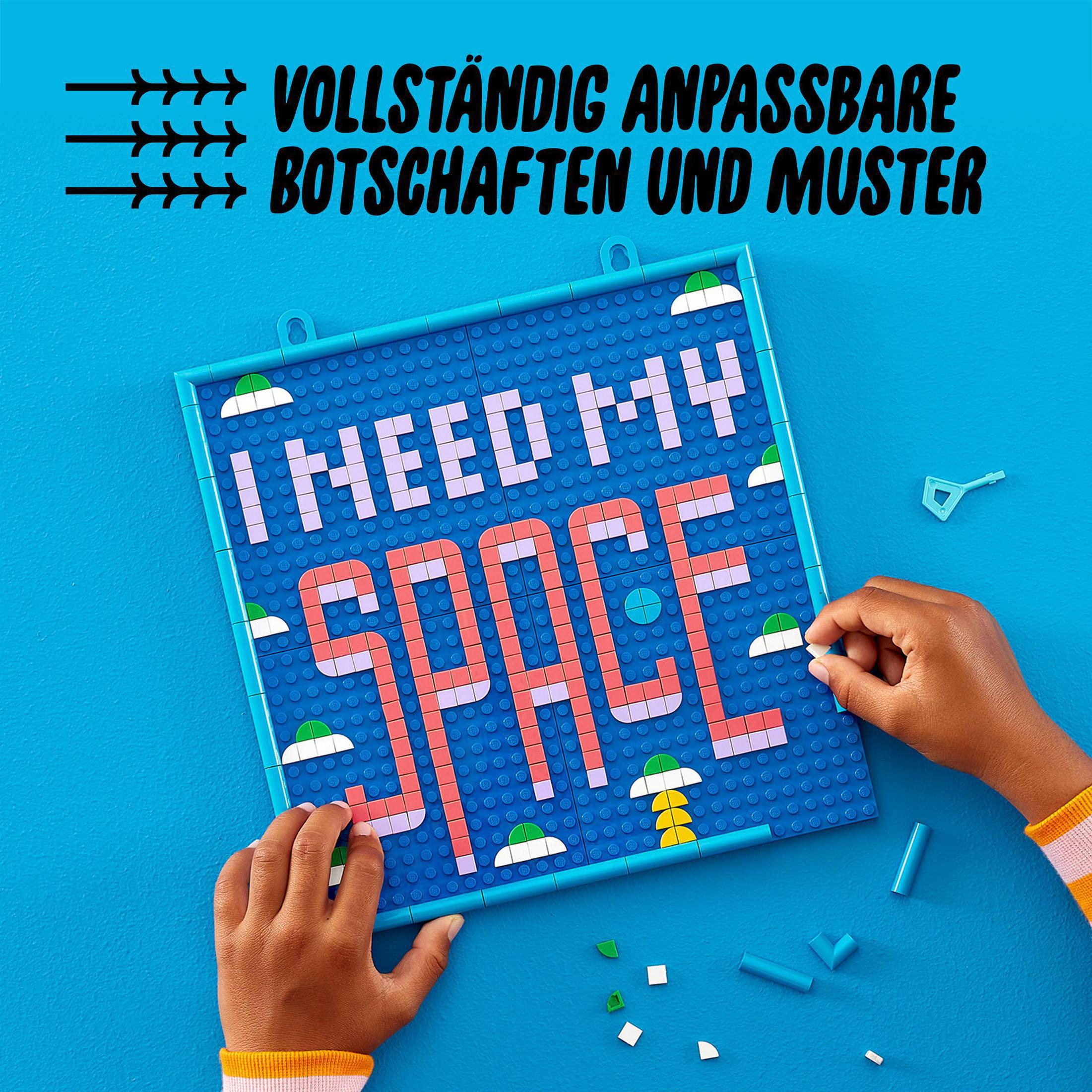 Kinderhände montieren eine blaue Lego-Tafel mit den Worten I NEED MY SPACE.