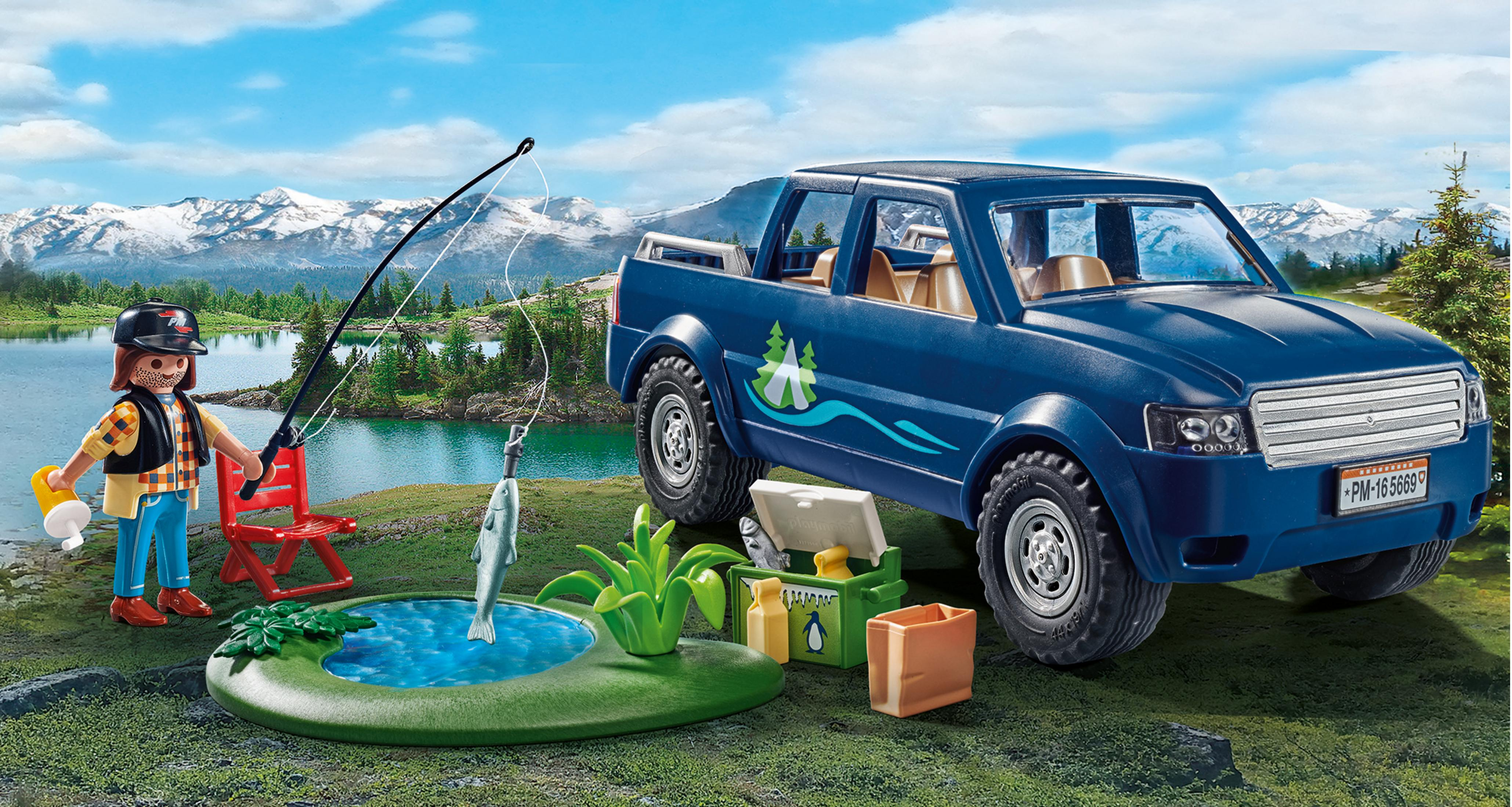 Eine Spielzeugszene eines Angelausflugs. Beinhaltet einen Truck, einen Mann, einen See und Zubehör.