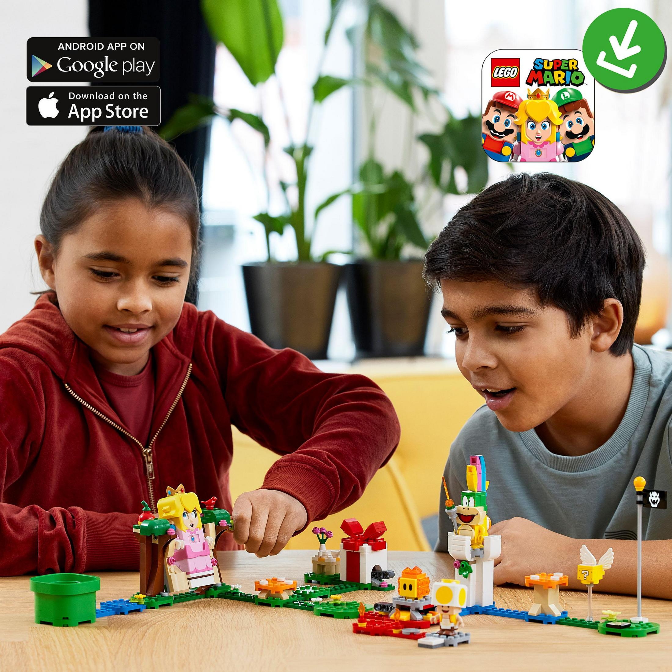 Twee kinderen spelen met Lego. Ze bouwen een Super Mario set met karakters op een groene basis.