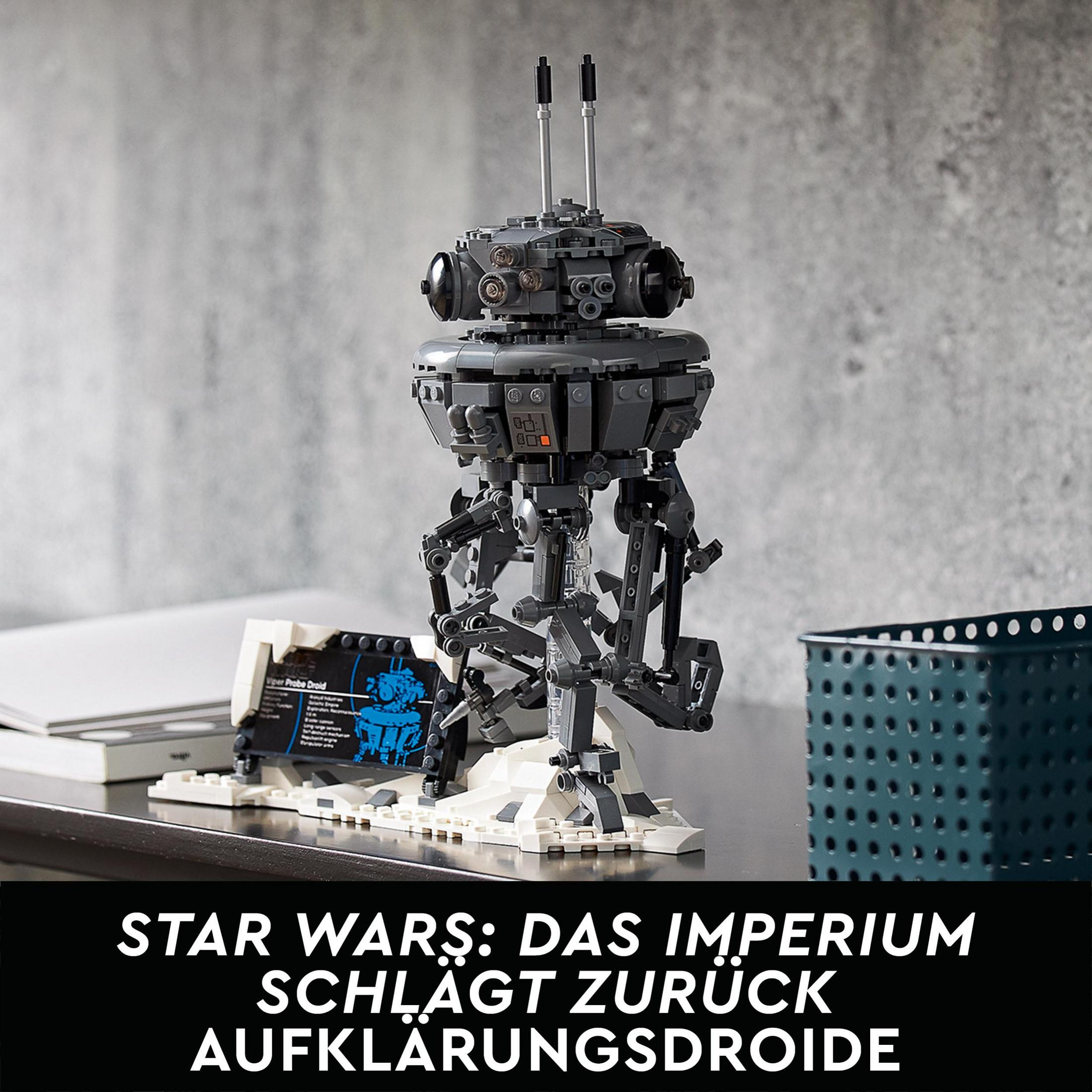 Model Lego Star Wars szarego droida. Obok znajduje się tablica wyświetlająca.