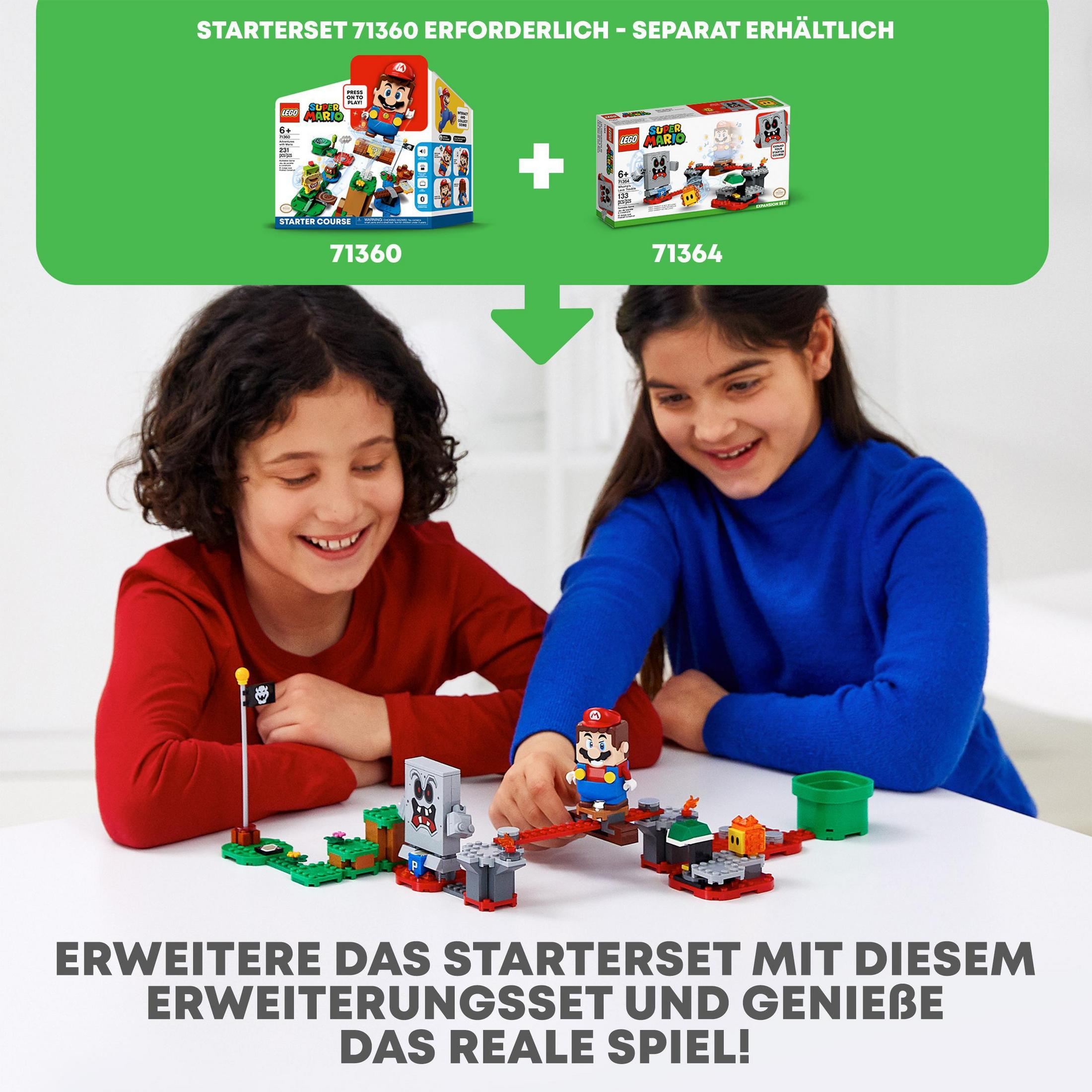 Dwoje dzieci bawiących się zestawem Lego Super Mario, z figurkami i klockami.