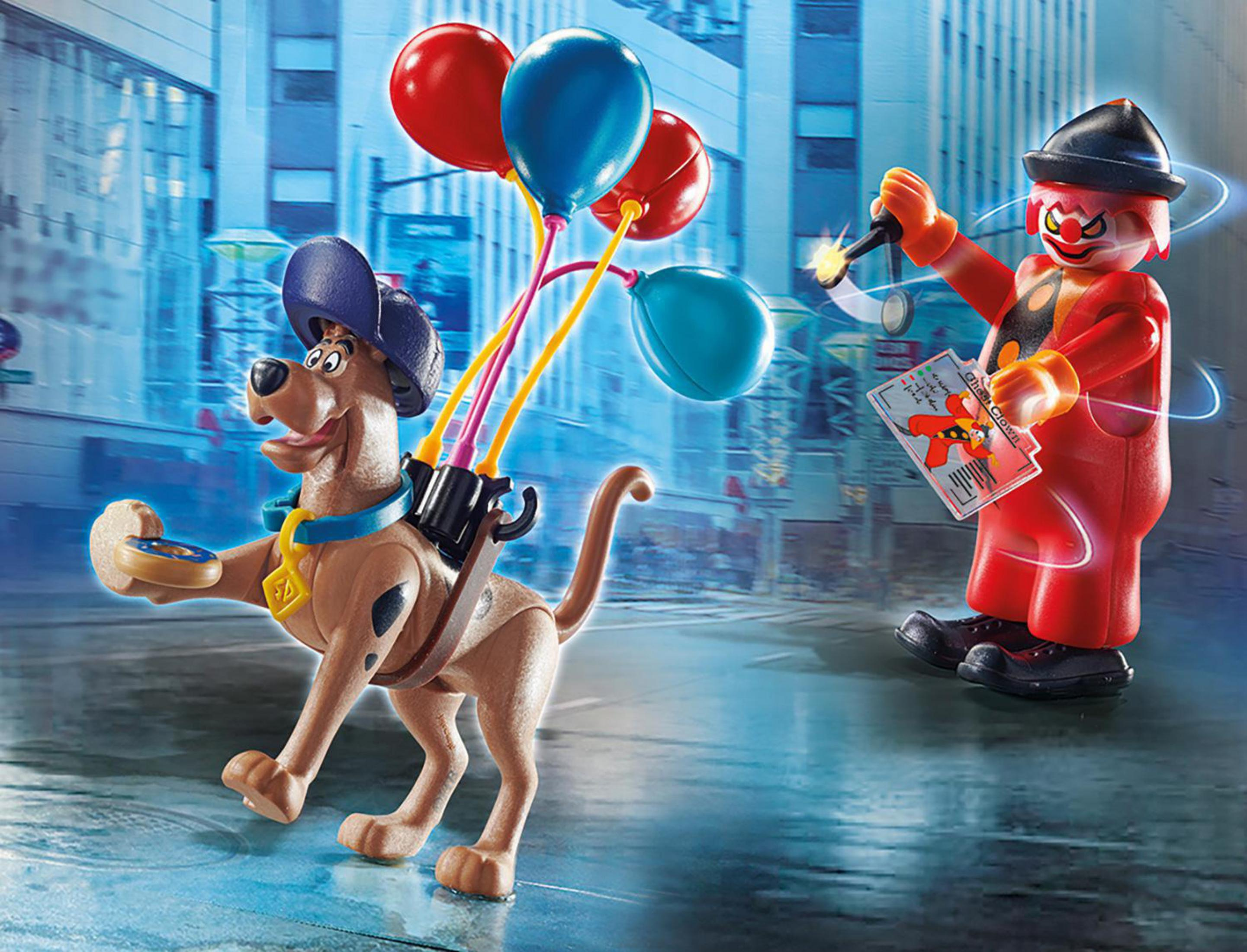 Scooby-Doo mit Ballons wird von einem Clown gejagt. Die Szene ist eine Stadtstraße mit verschwommenem Hintergrund.