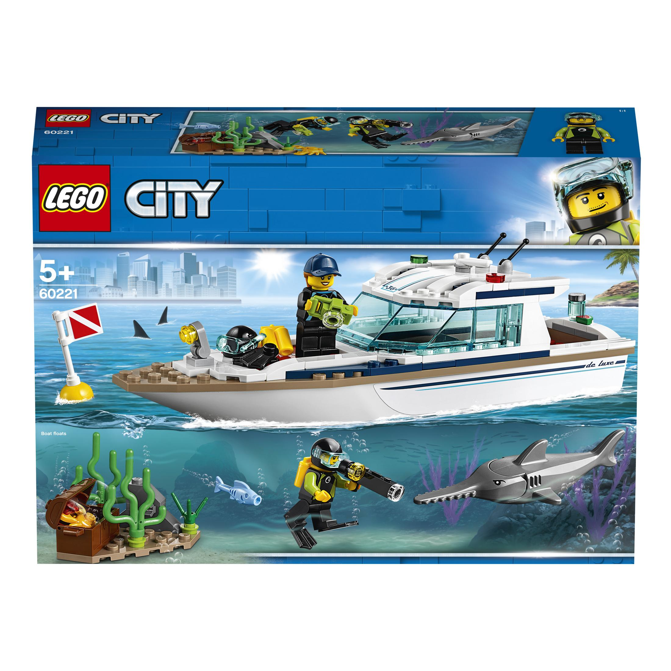 Lego City setbox met een boot, twee duikers, haaien en een schatkist onder water.