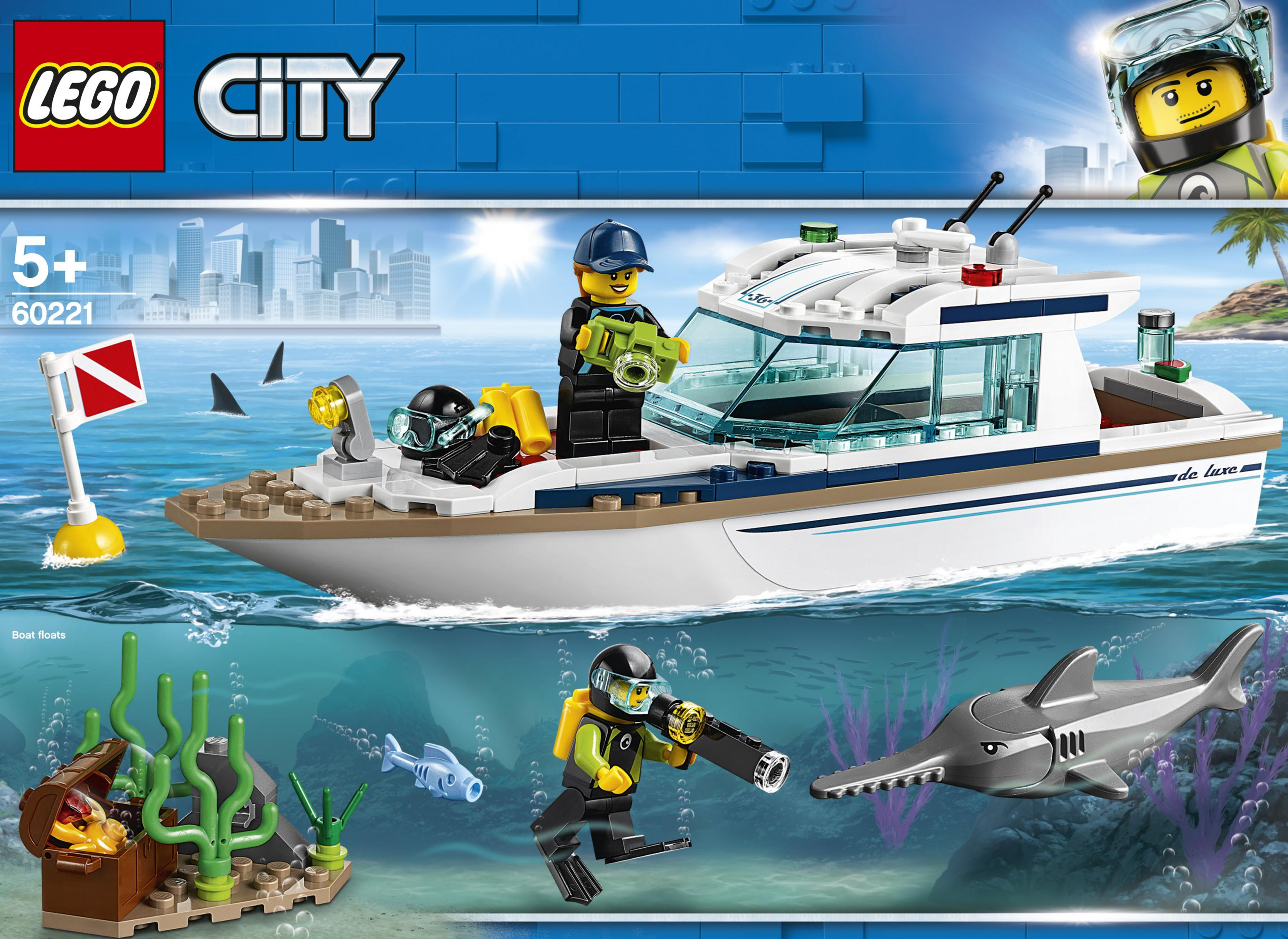 Lego City boot set met duikers en een haai. Bevat een witte boot, duikers en een onderwaterlandschap.