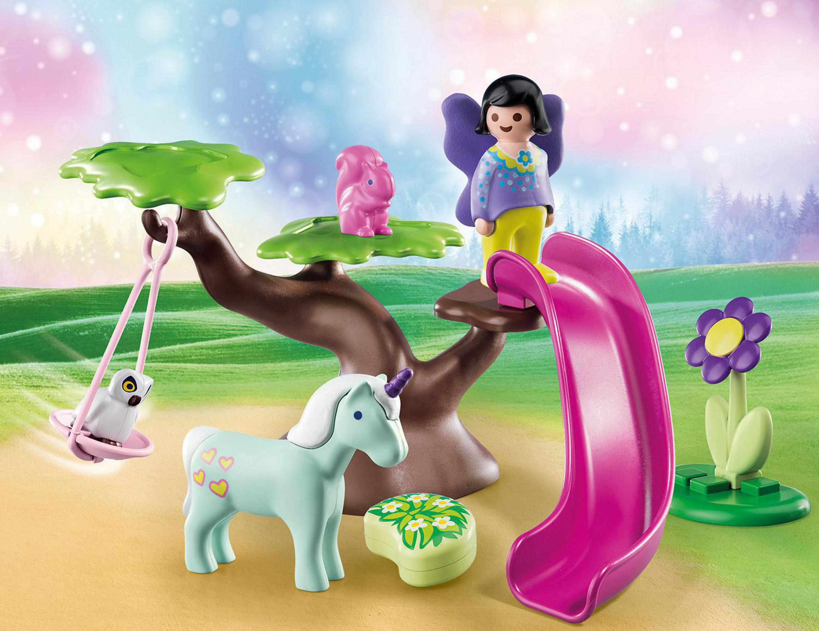 Un playset fantasy con un unicorno, una fata e uno scivolo in un'ambientazione magica.