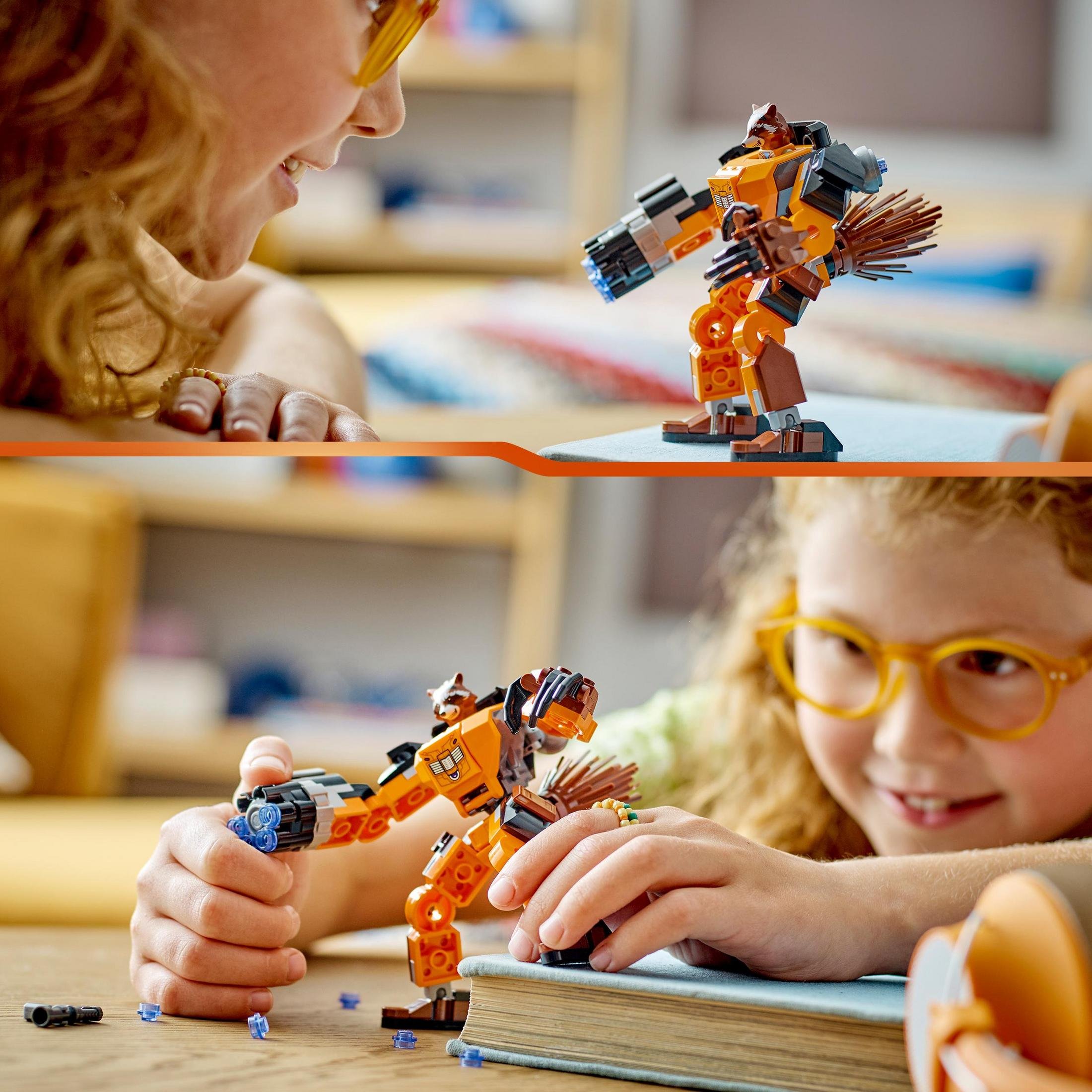 Twee kinderen spelen met een speelgoedrobot. Het ene kind kijkt naar het andere.